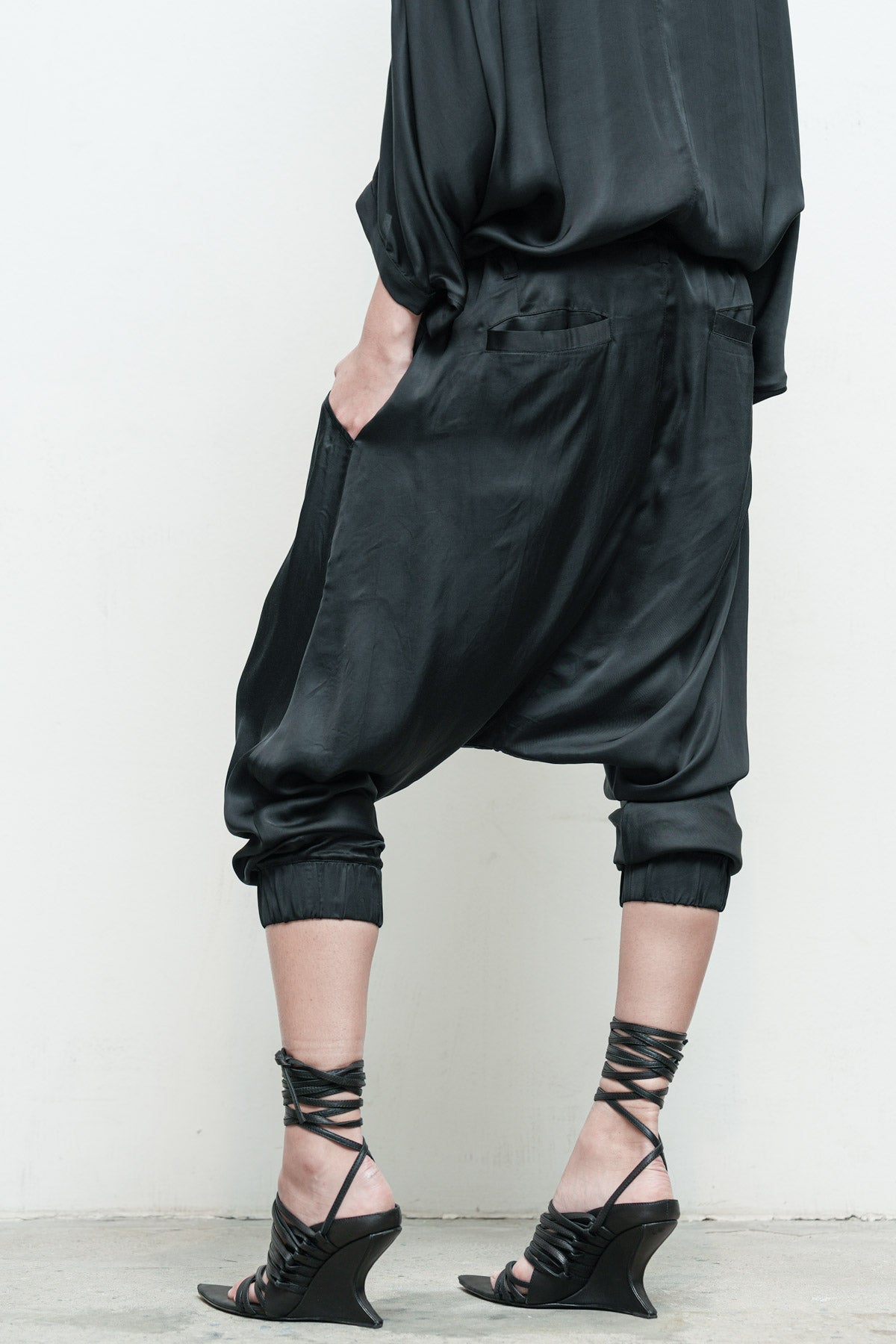 files/NicholasK-S-353A-RiverShirt-Black-P-298D-JehanPant-Black-03.jpg