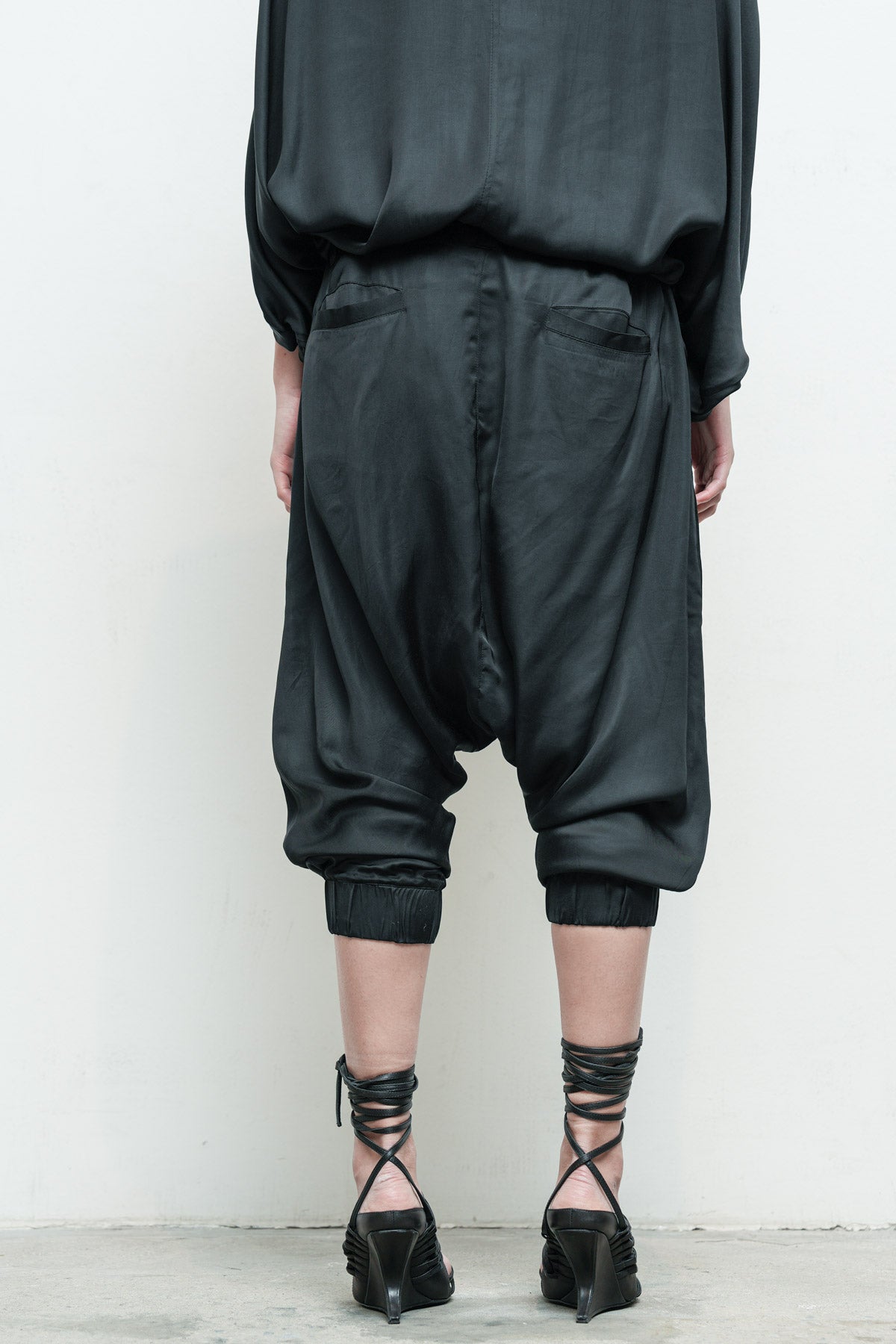 files/NicholasK-S-353A-RiverShirt-Black-P-298D-JehanPant-Black-04.jpg