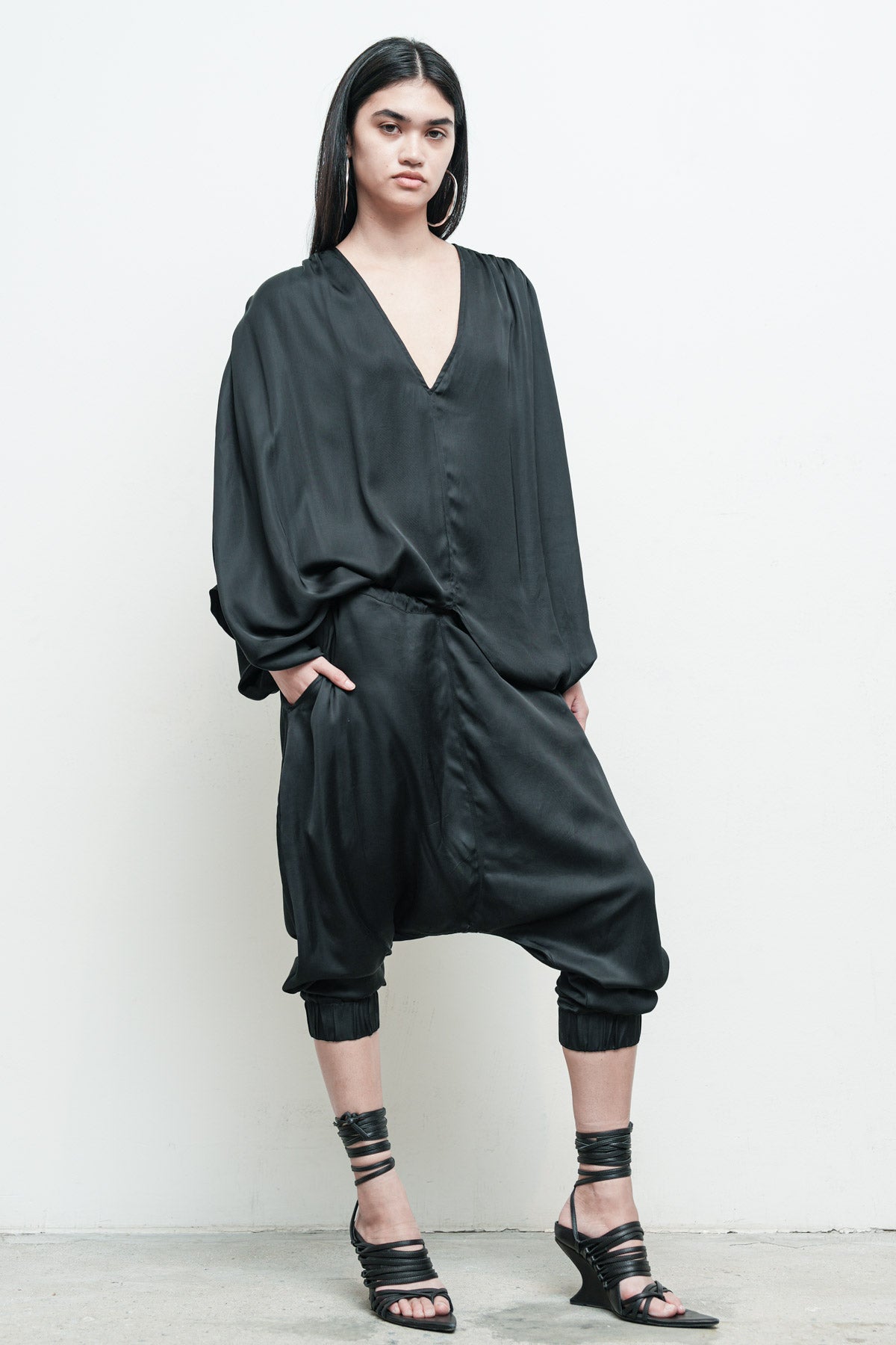 files/NicholasK-S-353A-RiverShirt-Black-P-298D-JehanPant-Black-05.jpg