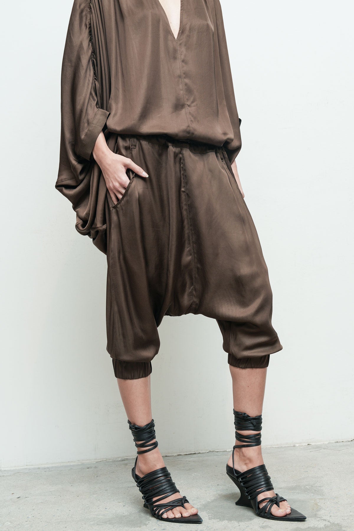 files/NicholasK-S-353A-RiverShirt-Fern-P-298D-JehanPant-Fern-04.jpg