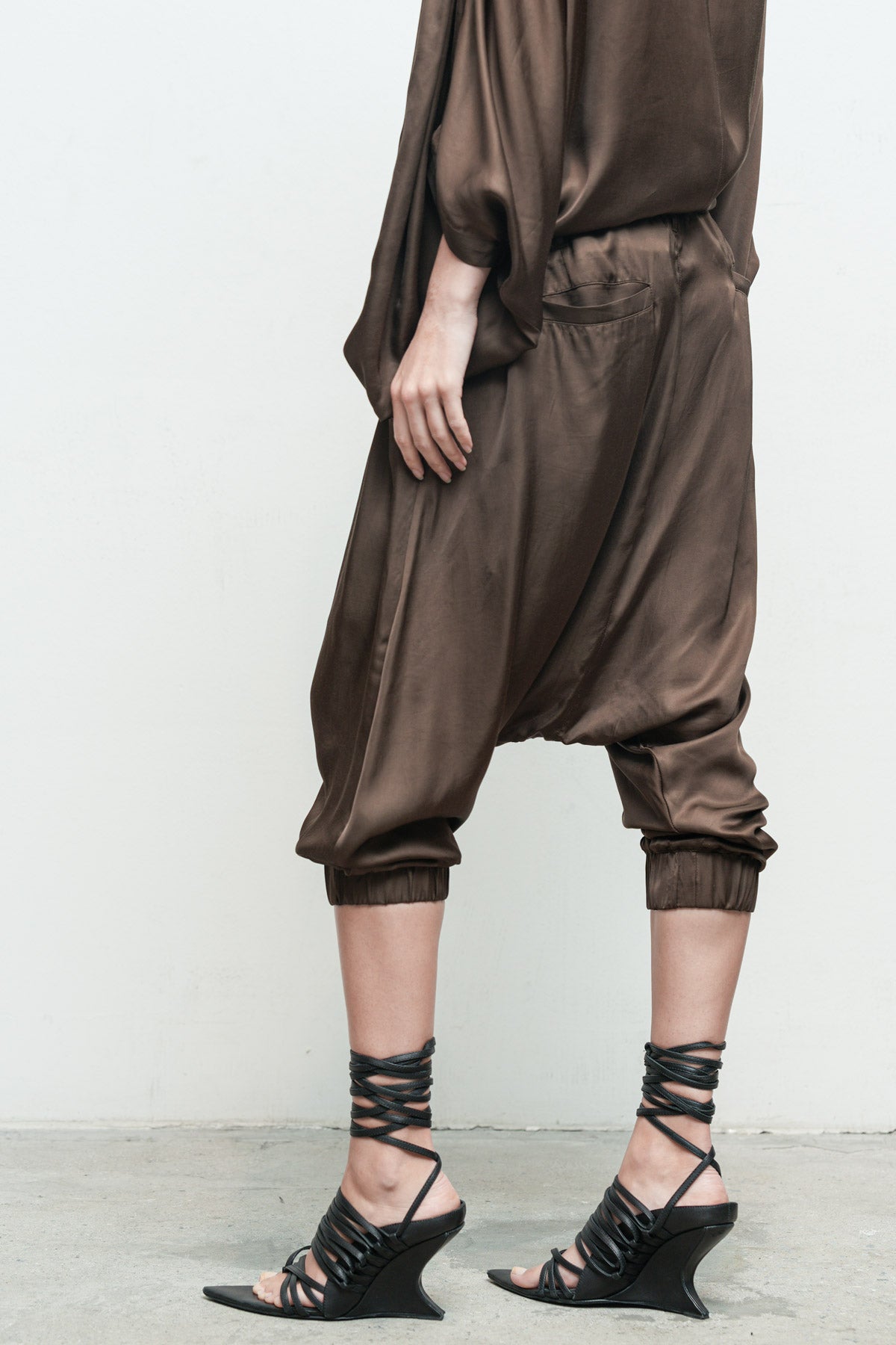 files/NicholasK-S-353A-RiverShirt-Fern-P-298D-JehanPant-Fern-07.jpg