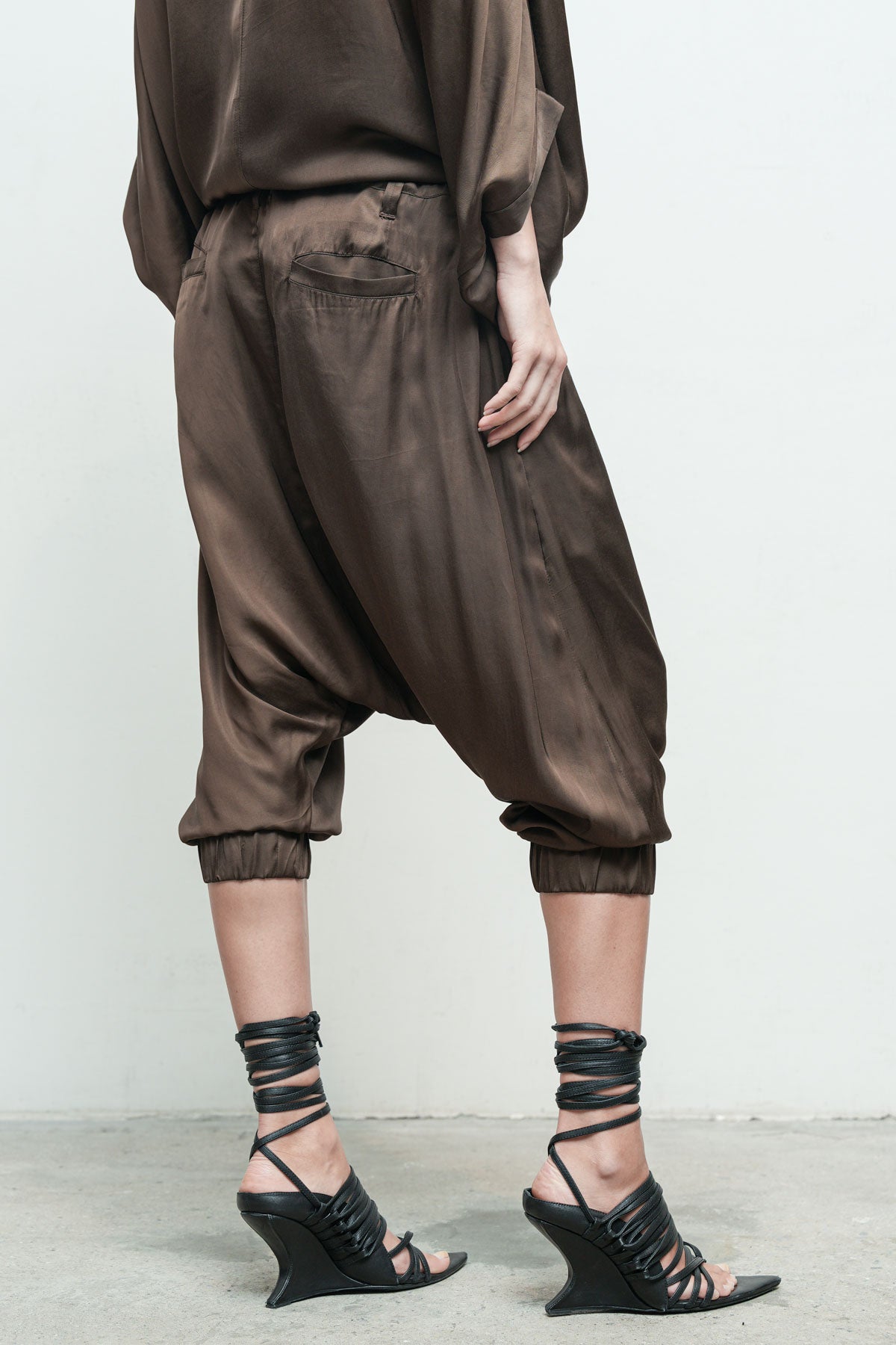 files/NicholasK-S-353A-RiverShirt-Fern-P-298D-JehanPant-Fern-08.jpg