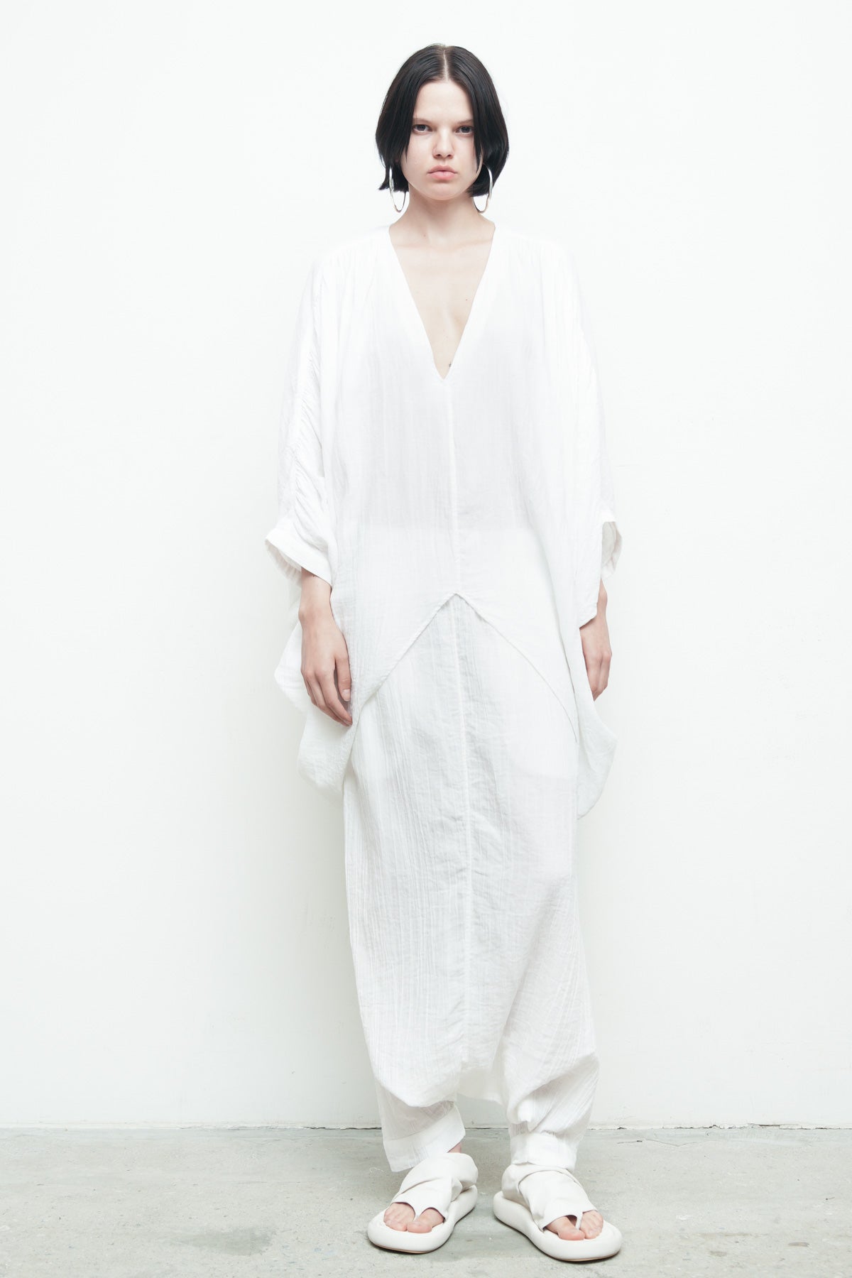 files/NicholasK-S-353B-RiverShirt-OffWhite-P-306C-BahaSkant-OffWhite-03_50a6b37f-f137-4c4c-b53e-dcb795b0f909.jpg