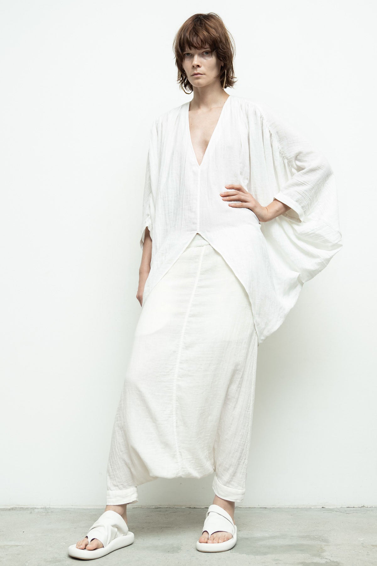 files/NicholasK-S-353B-RiverShirt-OffWhite-P-306C-BahaSkant-OffWhite-04.jpg