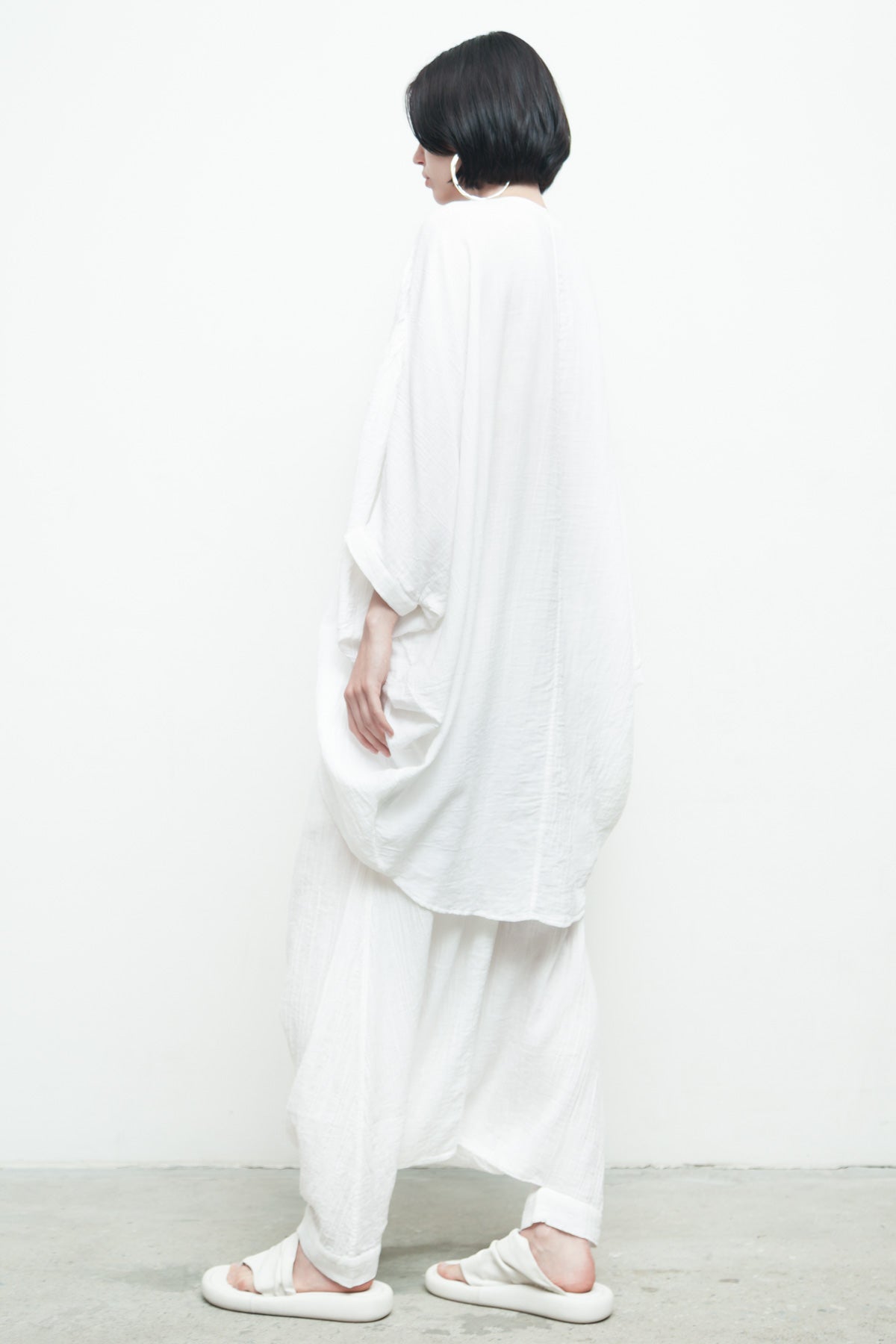 files/NicholasK-S-353B-RiverShirt-OffWhite-P-306C-BahaSkant-OffWhite-04_1694a9b0-4c6a-4276-8683-00c5df7b4897.jpg