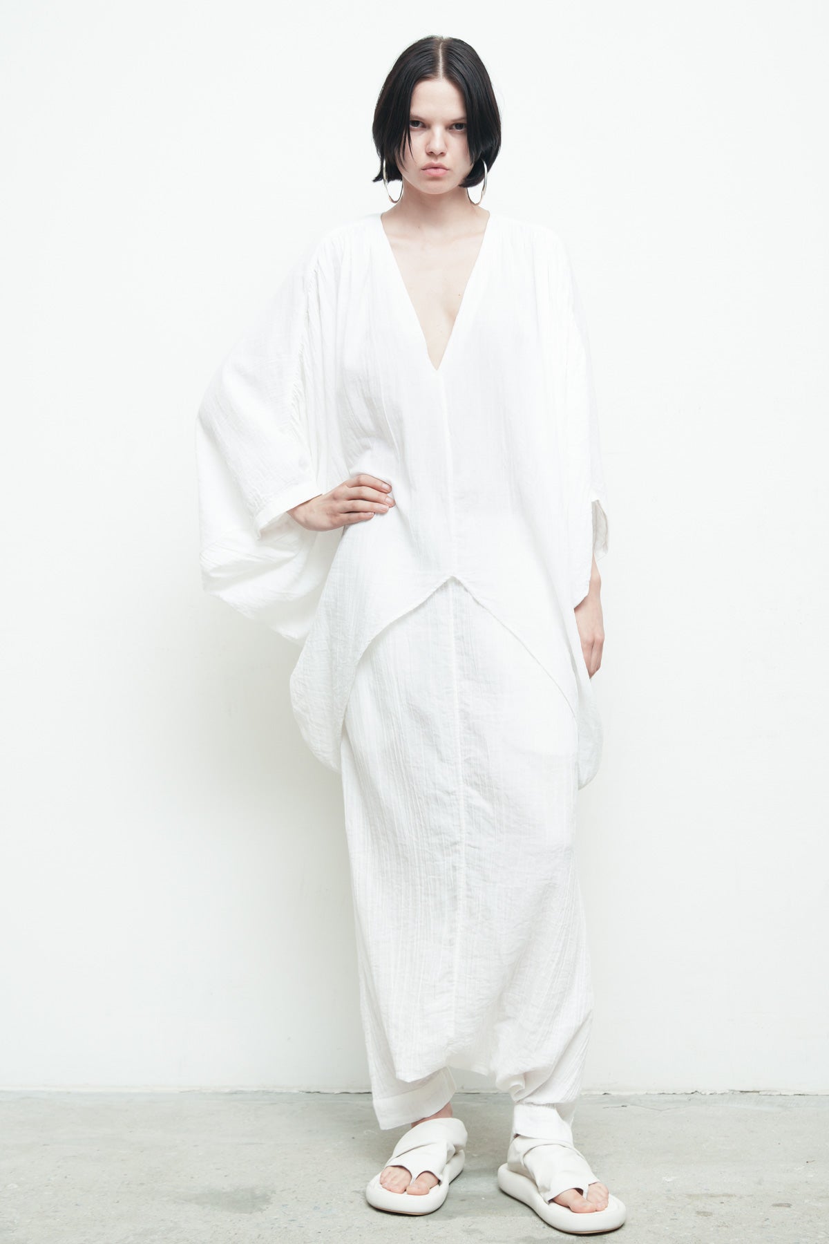 files/NicholasK-S-353B-RiverShirt-OffWhite-P-306C-BahaSkant-OffWhite-06.jpg