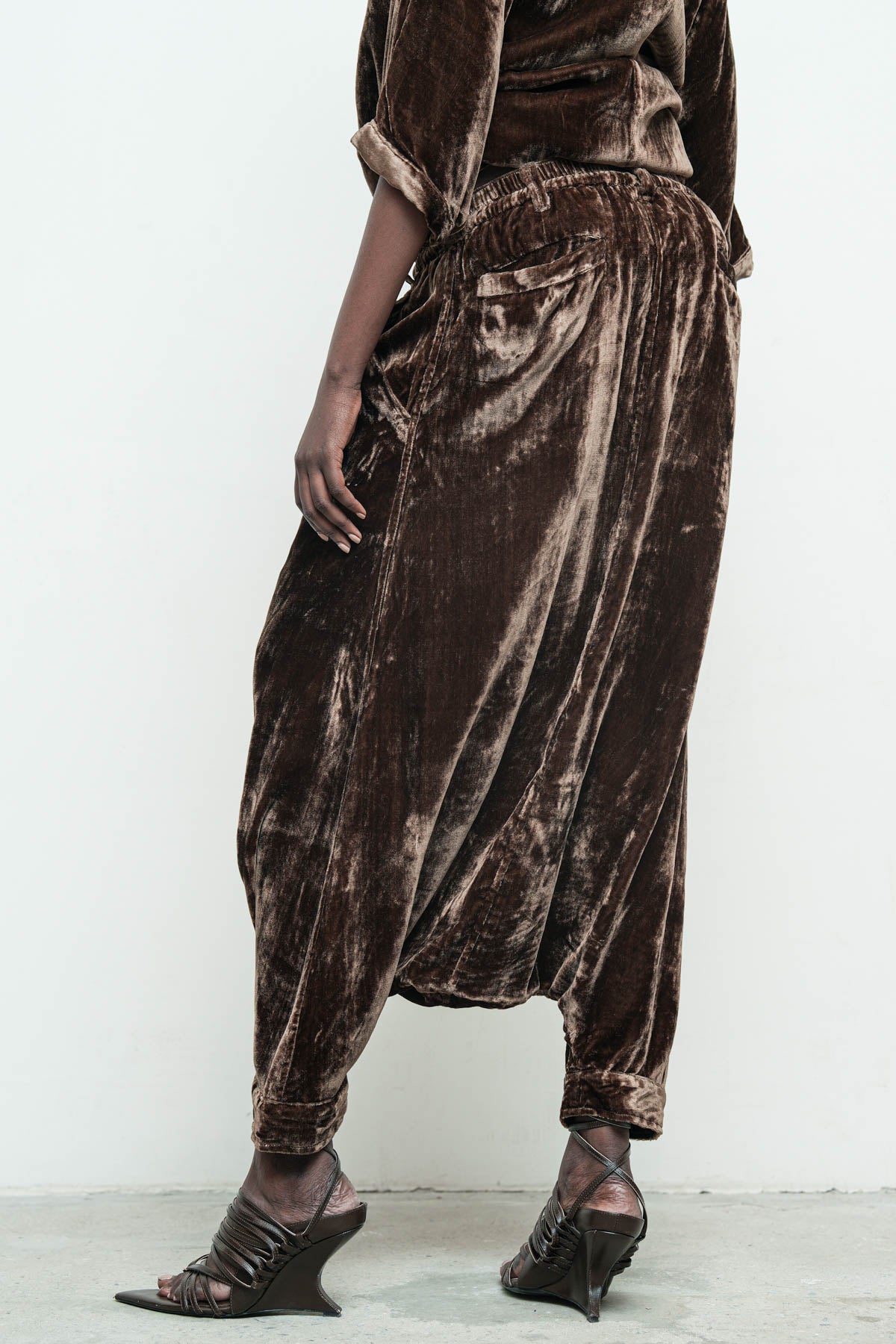 files/NicholasK-S-353C-RiverShirt-Bronze-P-360B-BahaSkant-Bronze-04.jpg