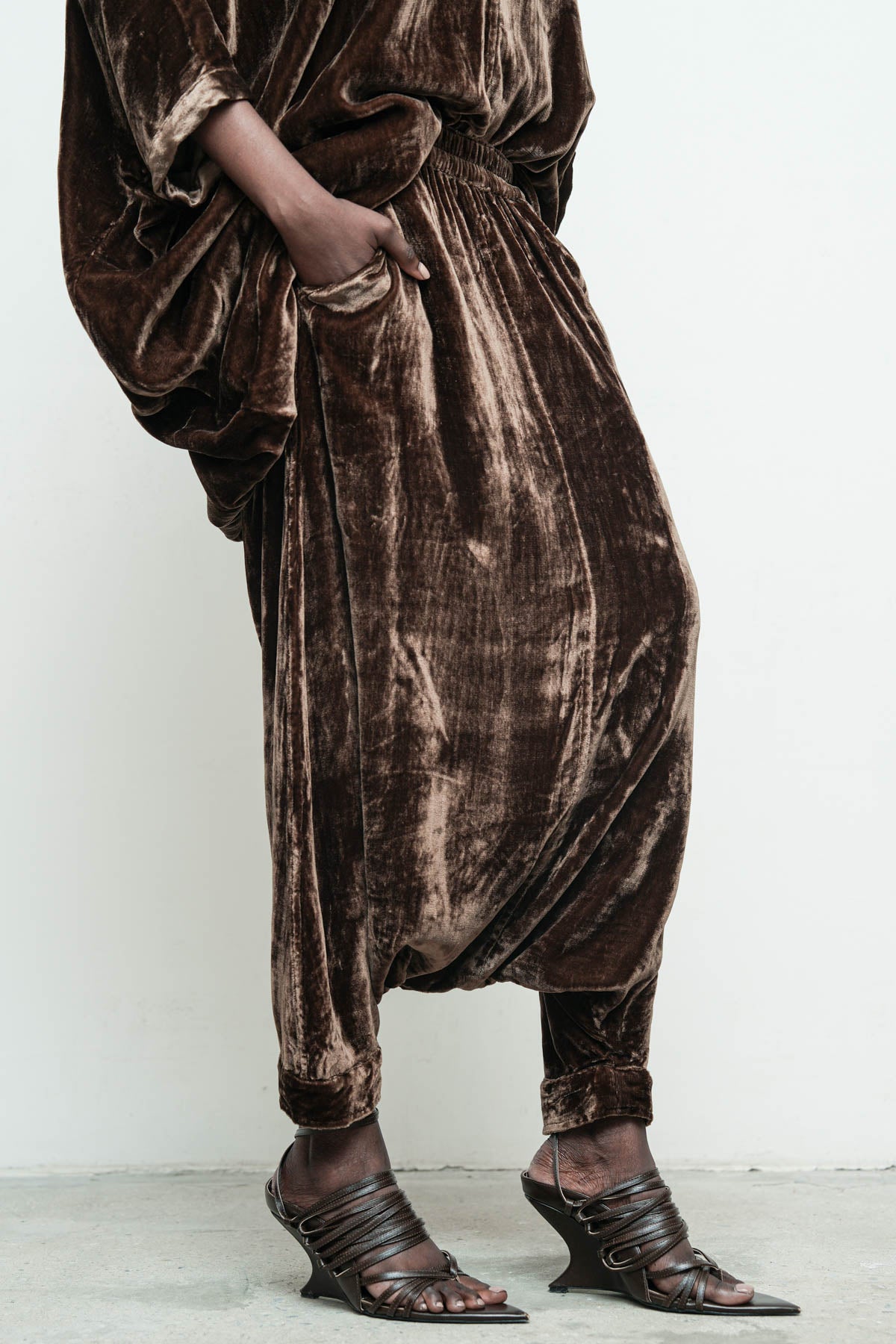 files/NicholasK-S-353C-RiverShirt-Bronze-P-360B-BahaSkant-Bronze-06.jpg