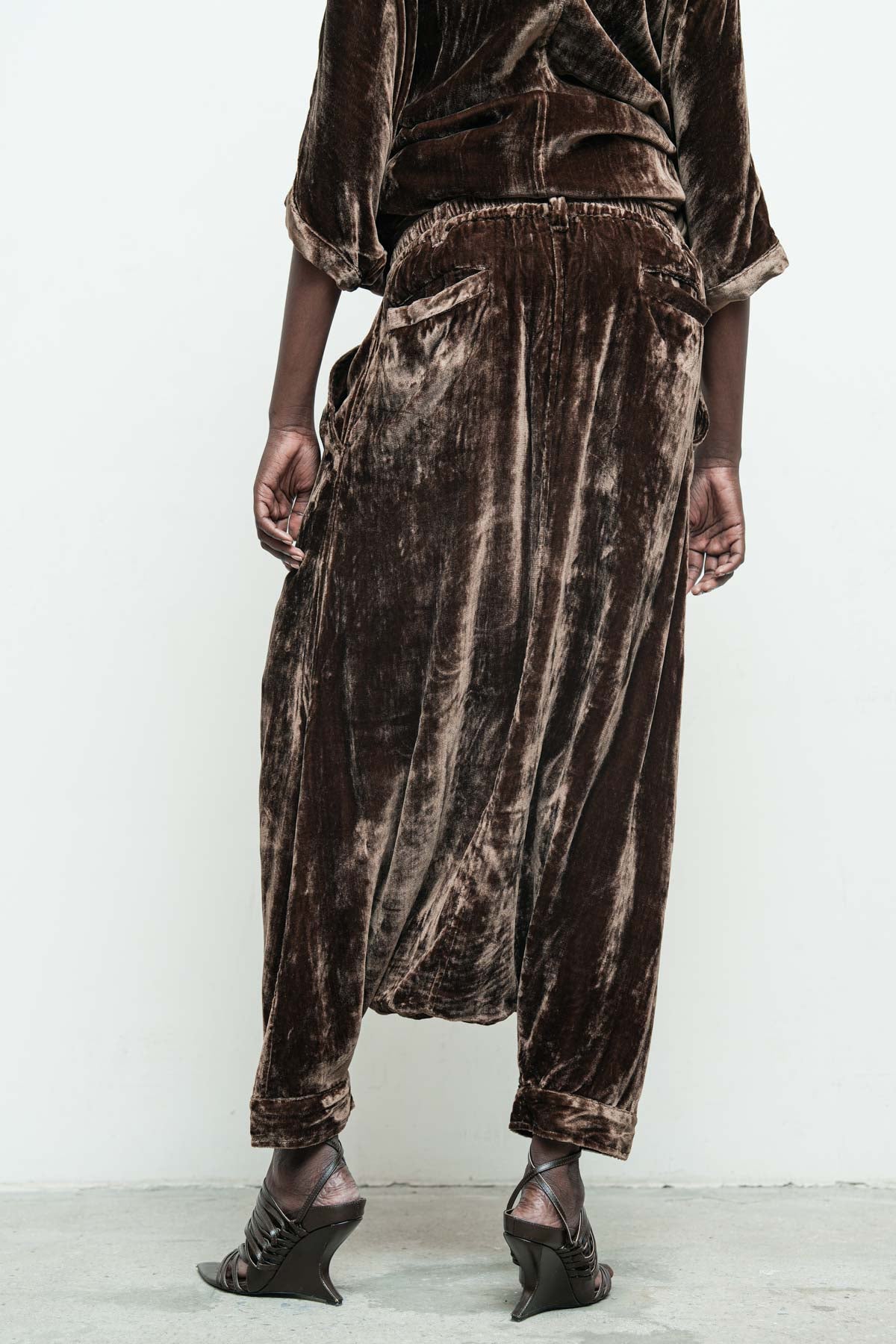 files/NicholasK-S-353C-RiverShirt-Bronze-P-360B-BahaSkant-Bronze-07.jpg