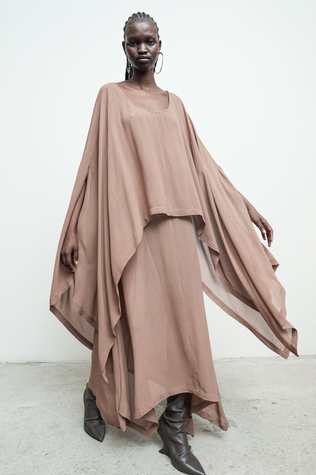files/NicholasK-SD-570B-EresDress-Champagne-01.jpg
