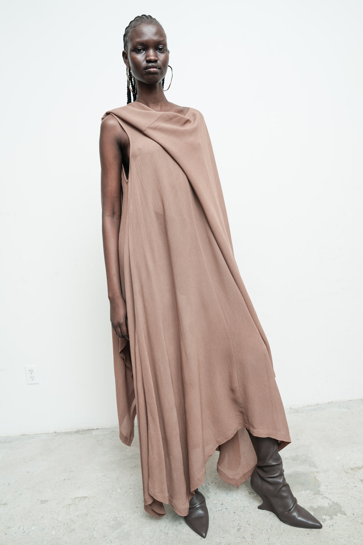 files/NicholasK-SD-570B-EresDress-Champagne-010.jpg