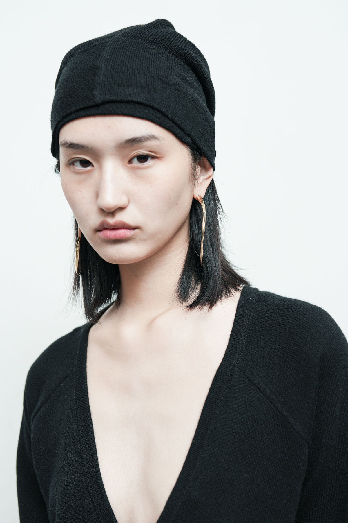 files/NicholasK-SW-289I-SeriusSweater-Black-KP-342F-SweaterSkant-Black-A-203C-WrapBeanie-Black-03.jpg