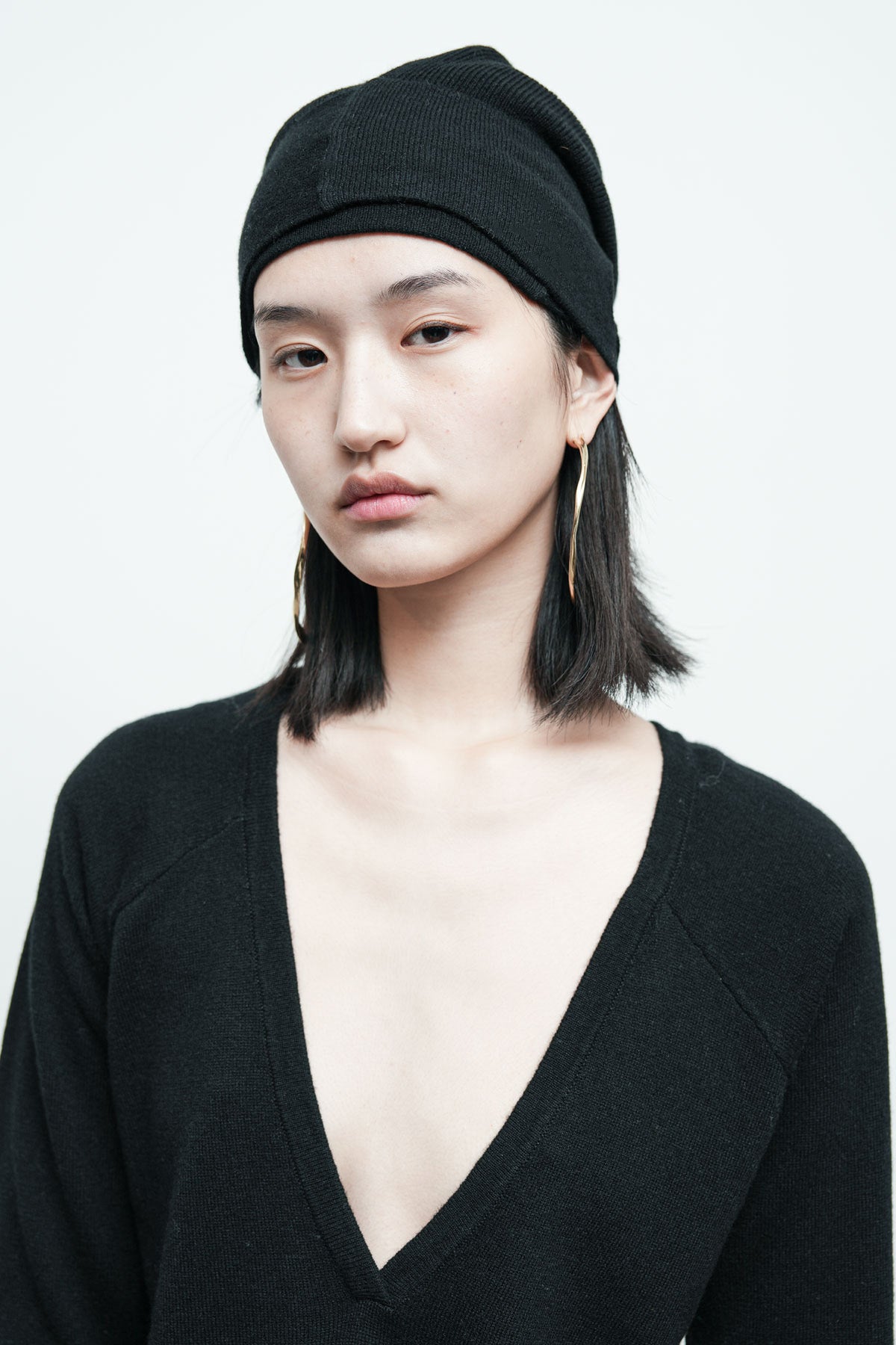 files/NicholasK-SW-289I-SeriusSweater-Black-KP-342F-SweaterSkant-Black-A-203C-WrapBeanie-Black-05.jpg