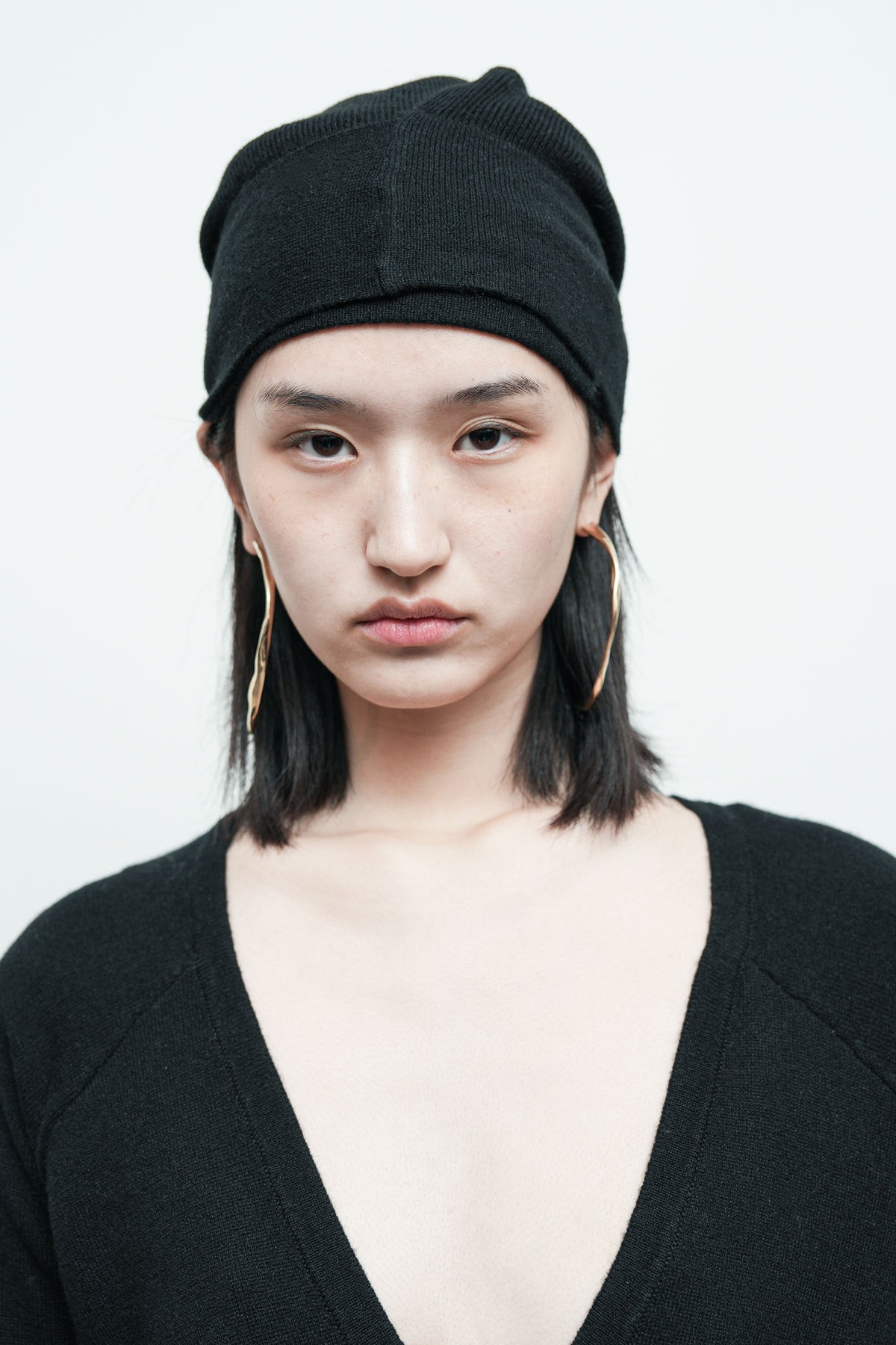 files/NicholasK-SW-289I-SeriusSweater-Black-KP-342F-SweaterSkant-Black-A-203C-WrapBeanie-Black-06.jpg