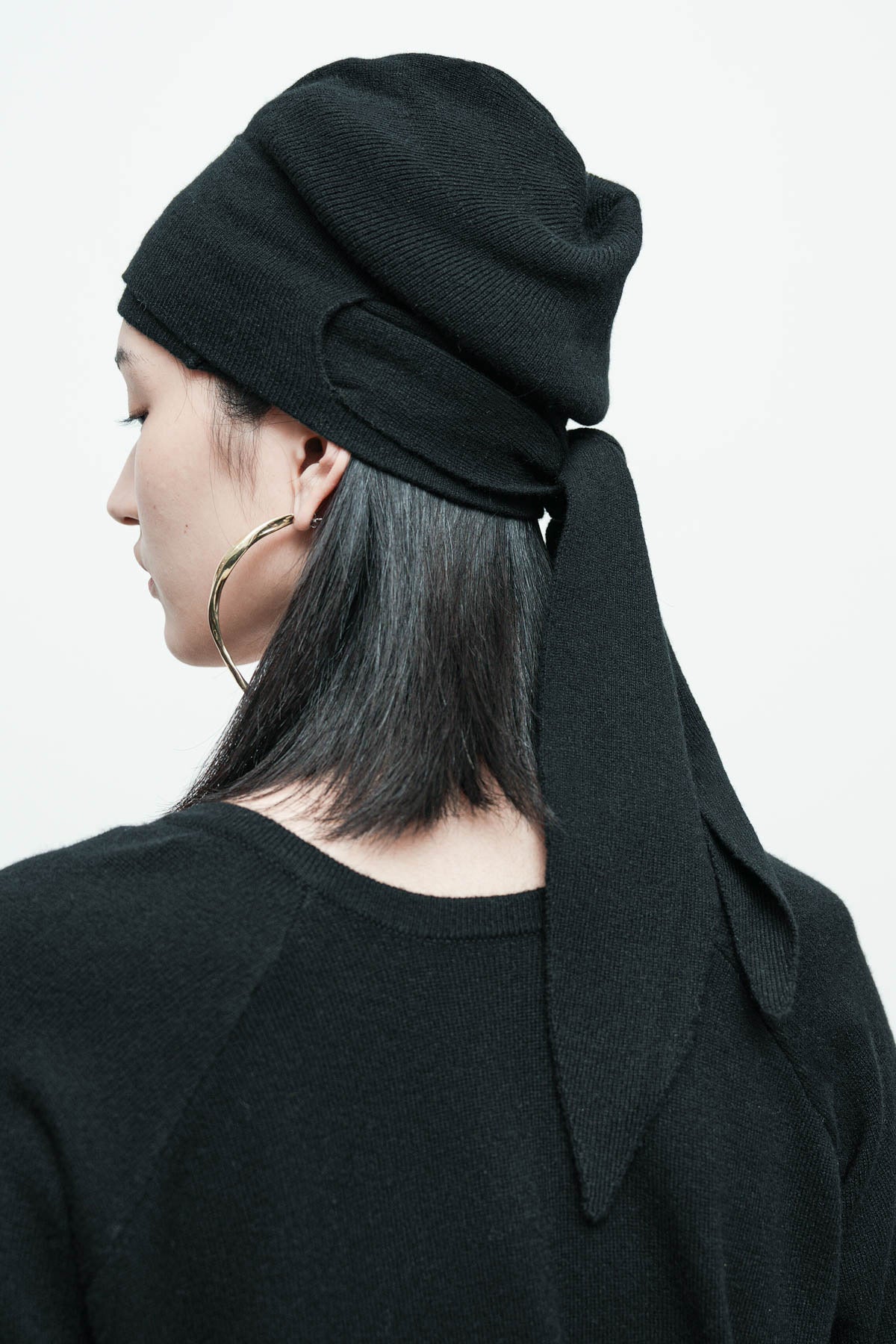 files/NicholasK-SW-289I-SeriusSweater-Black-KP-342F-SweaterSkant-Black-A-203C-WrapBeanie-Black-07.jpg