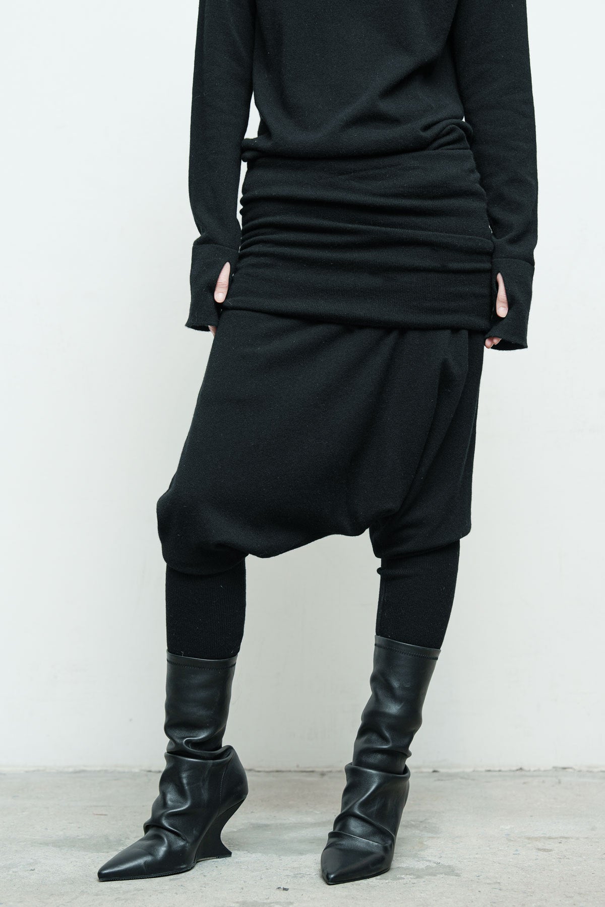 files/NicholasK-SW-295B-ClarkHoody-Black-KP-350-EnyaPant-Black-01.jpg