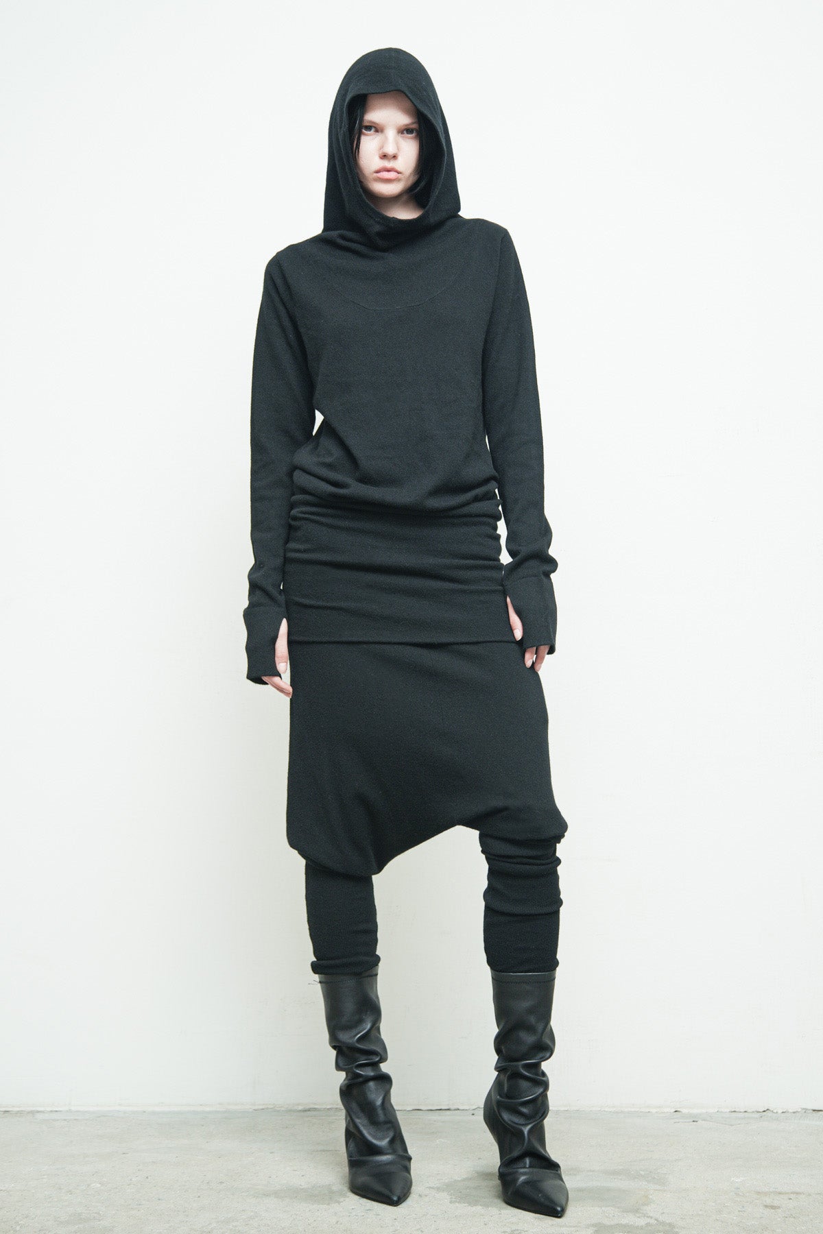 files/NicholasK-SW-295B-ClarkHoody-Black-KP-350-EnyaPant-Black-02.jpg