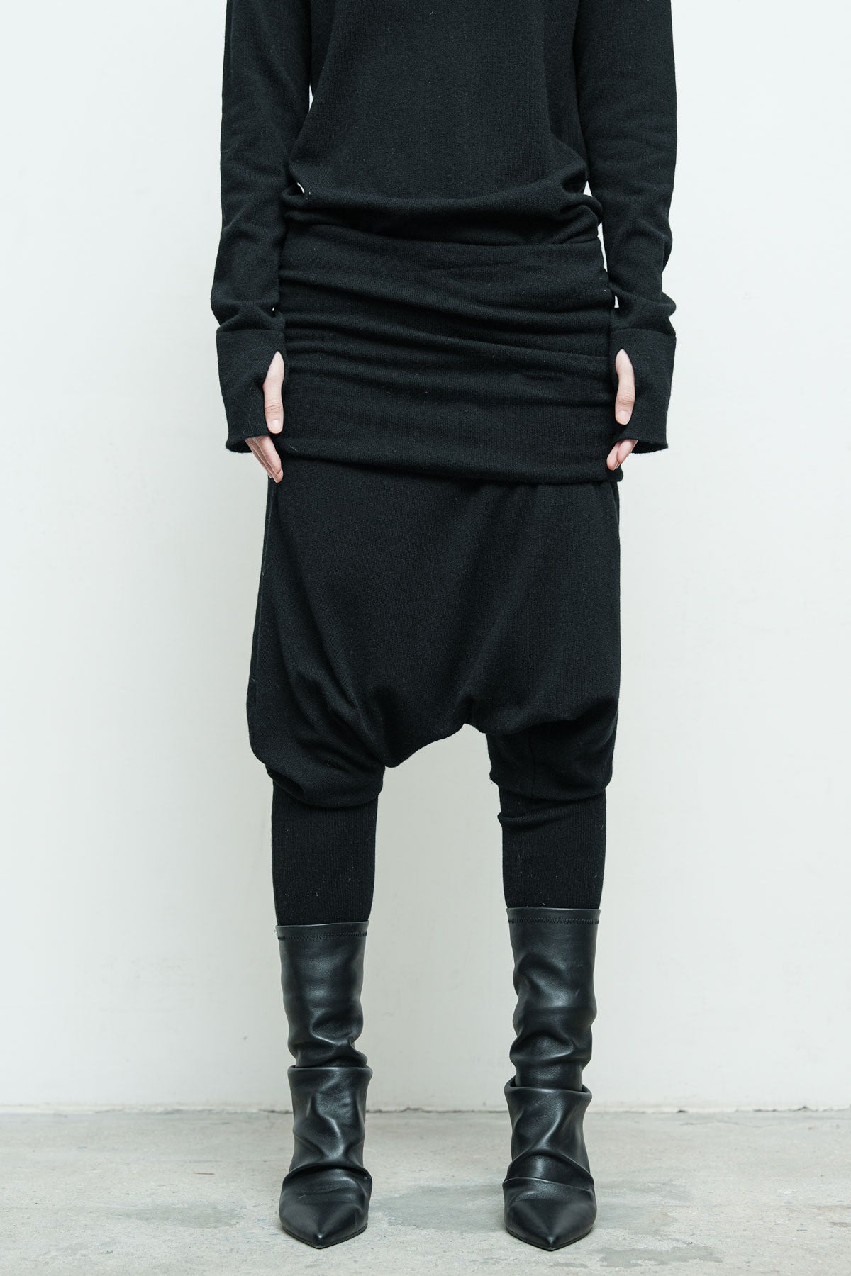files/NicholasK-SW-295B-ClarkHoody-Black-KP-350-EnyaPant-Black-03.jpg