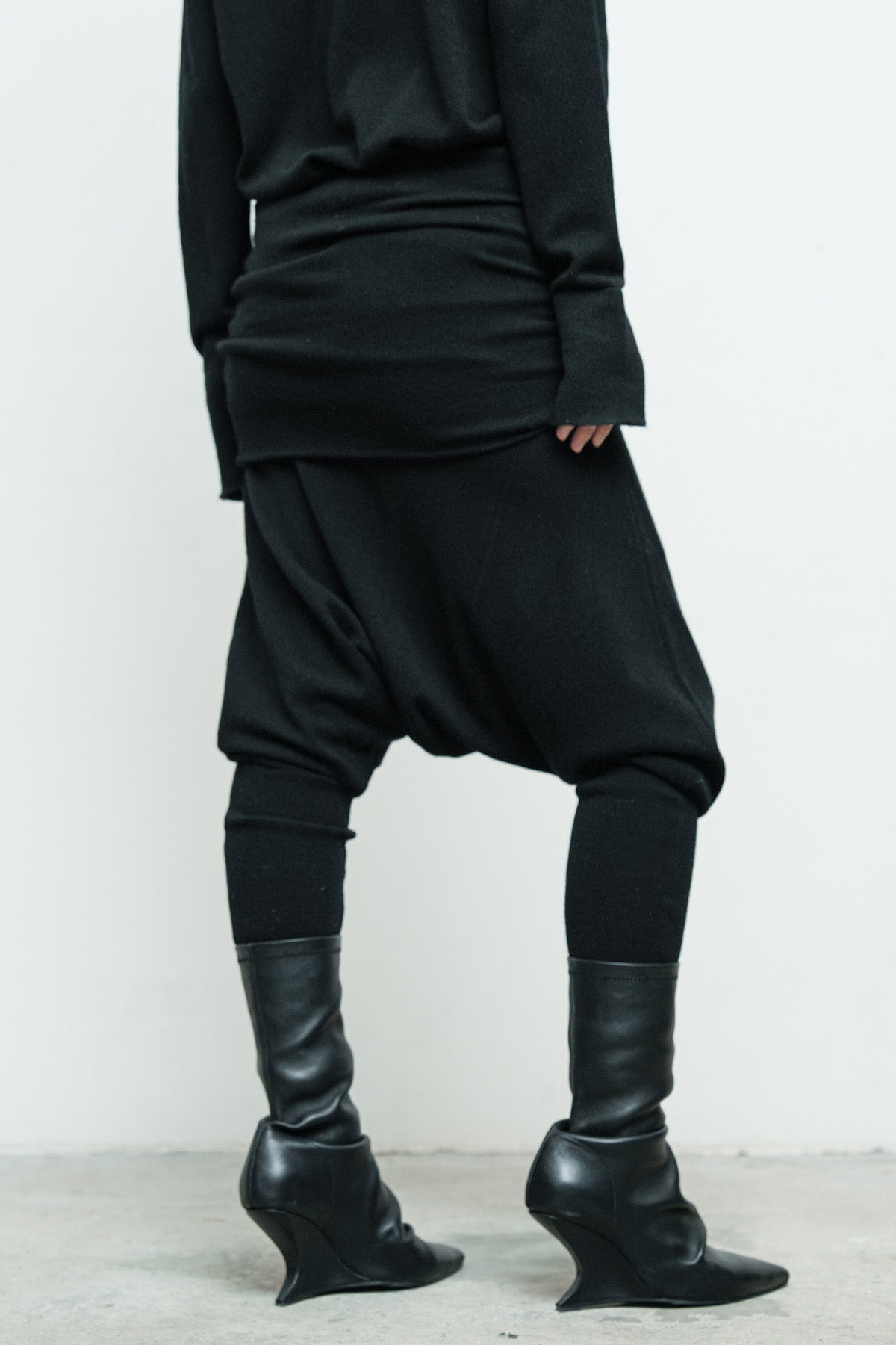files/NicholasK-SW-295B-ClarkHoody-Black-KP-350-EnyaPant-Black-04.jpg