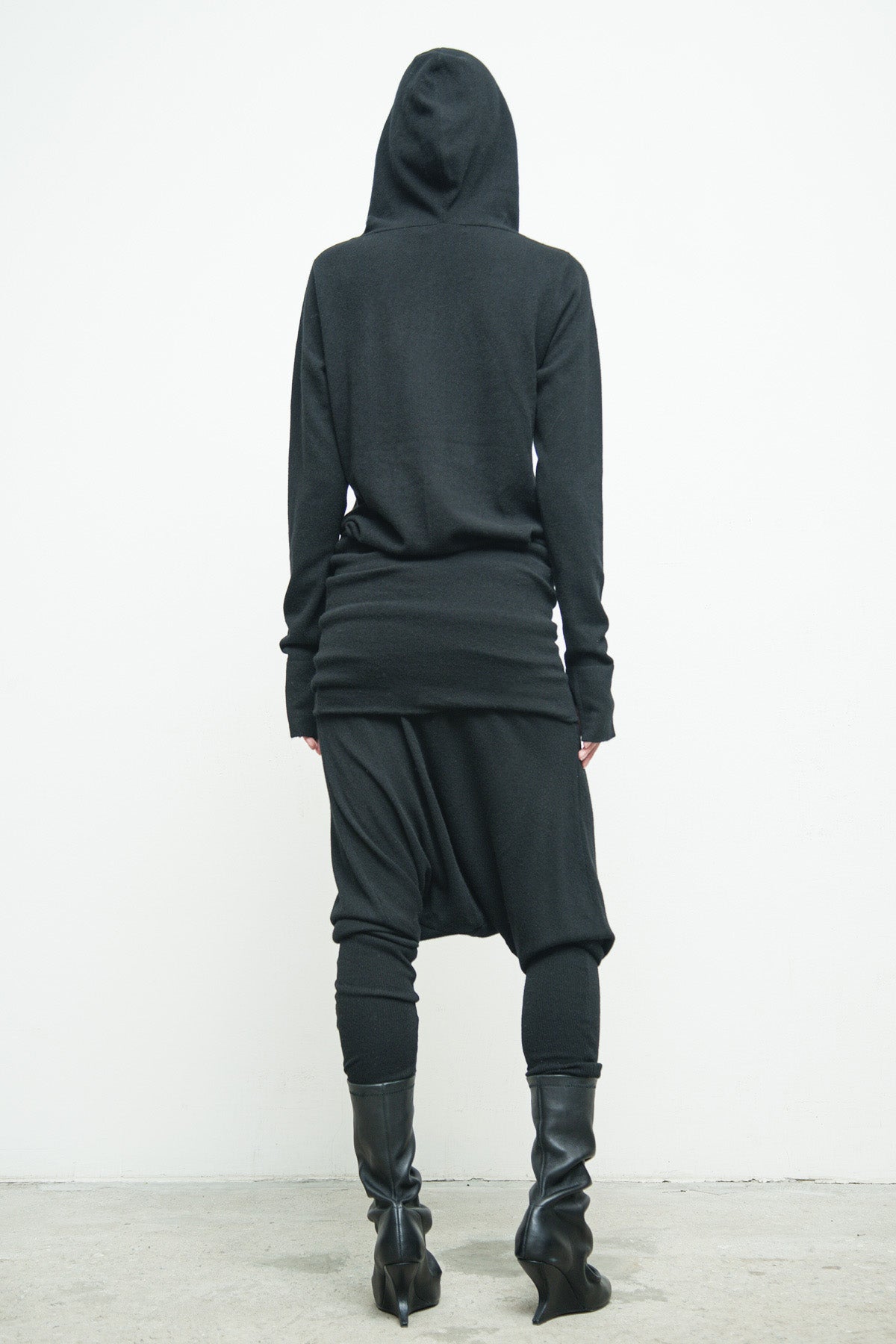 files/NicholasK-SW-295B-ClarkHoody-Black-KP-350-EnyaPant-Black-05.jpg