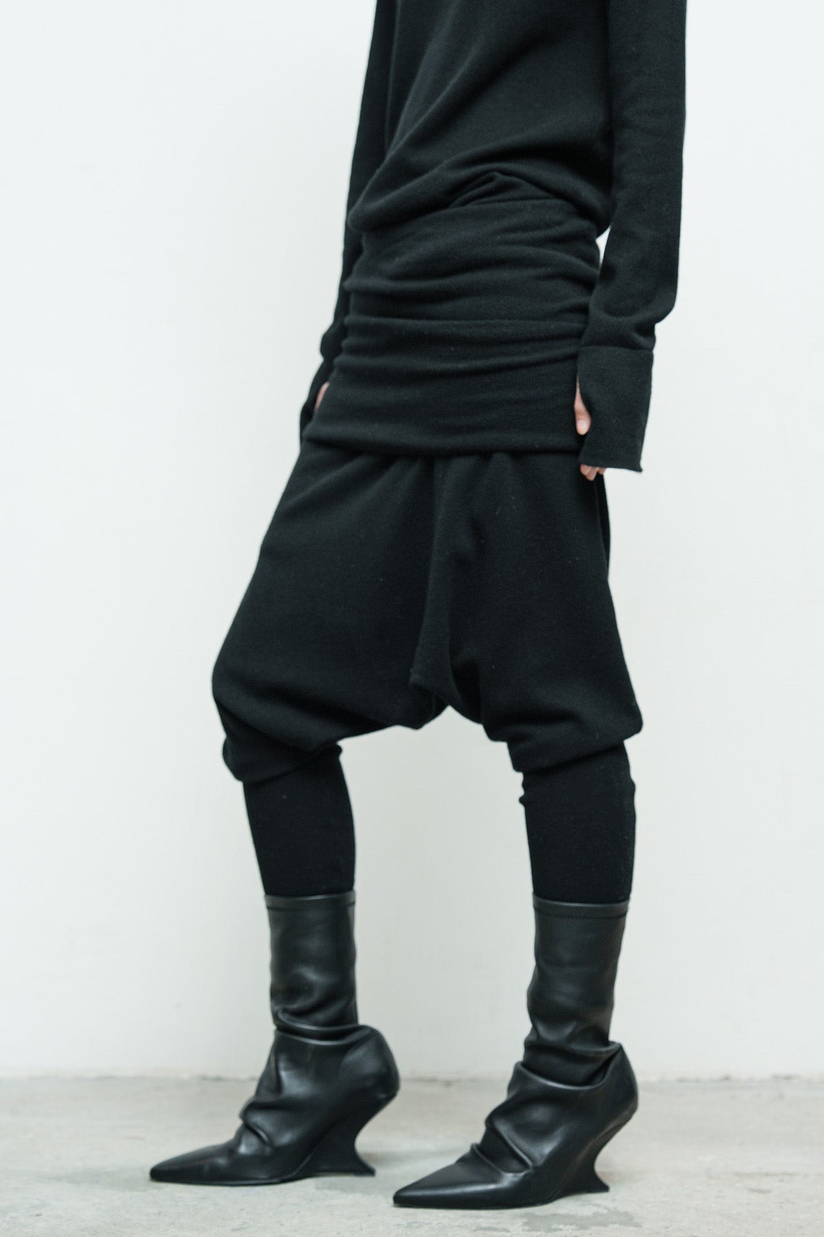 files/NicholasK-SW-295B-ClarkHoody-Black-KP-350-EnyaPant-Black-06.jpg