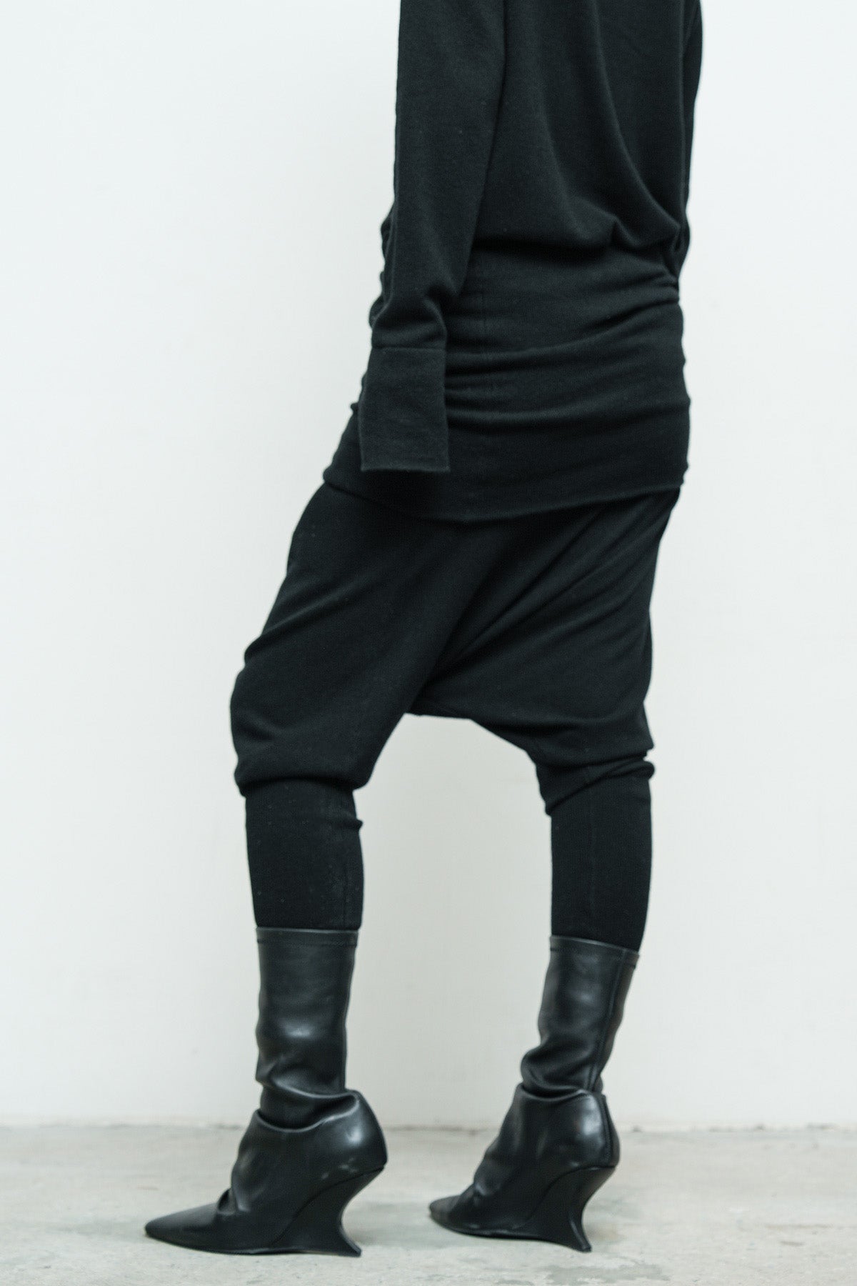 files/NicholasK-SW-295B-ClarkHoody-Black-KP-350-EnyaPant-Black-07.jpg