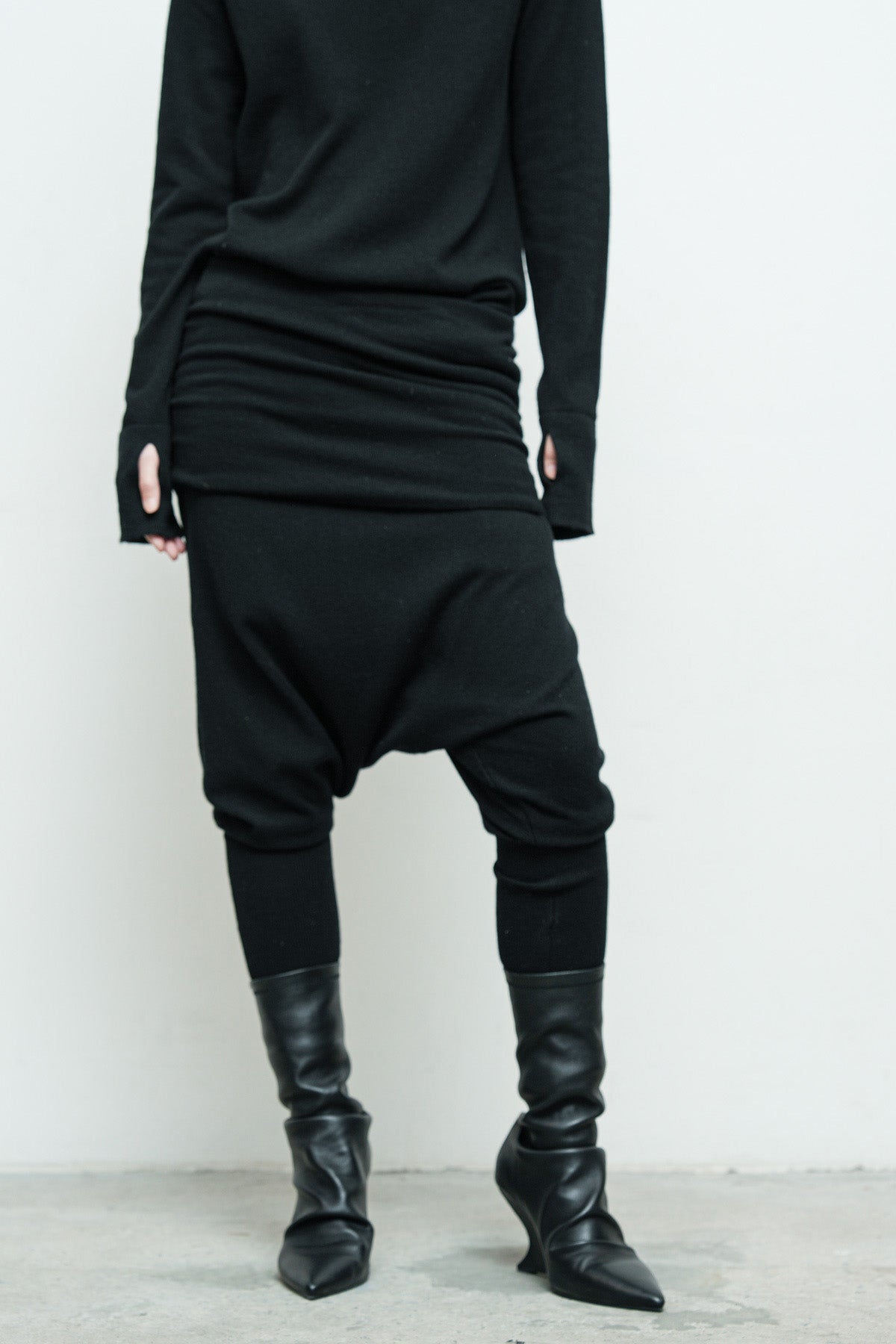 files/NicholasK-SW-295B-ClarkHoody-Black-KP-350-EnyaPant-Black-08.jpg
