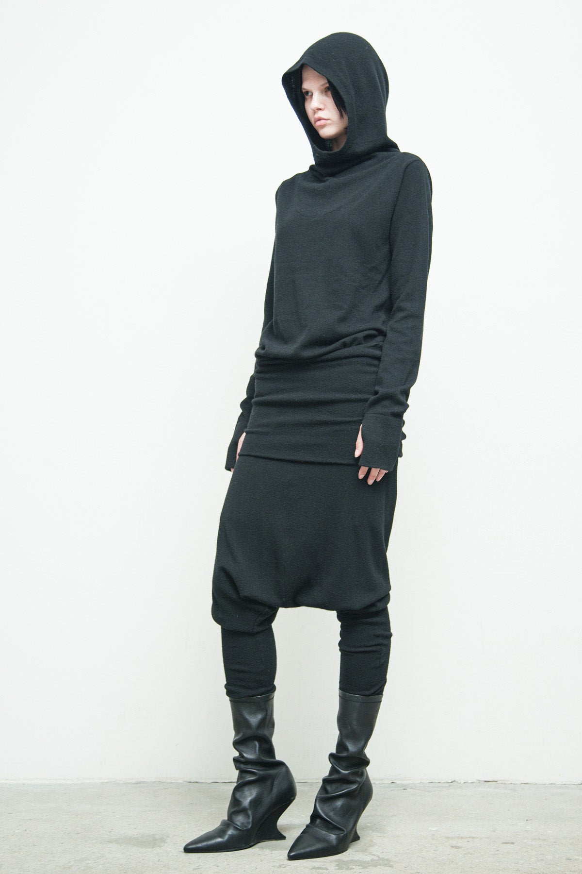 files/NicholasK-SW-295B-ClarkHoody-Black-KP-350-EnyaPant-Black-09.jpg