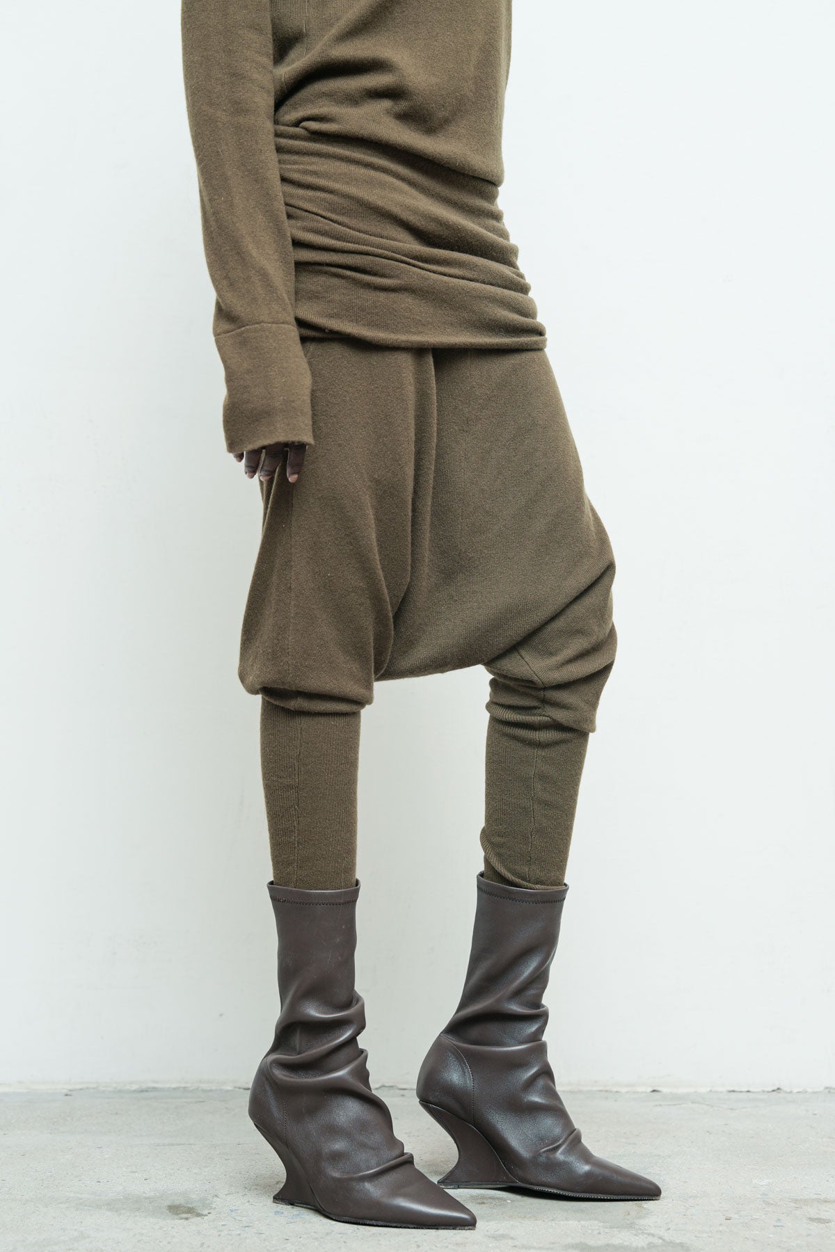 files/NicholasK-SW-295B-ClarkHoody-Bronze-KP-350-EnyaPant-Bronze-04.jpg