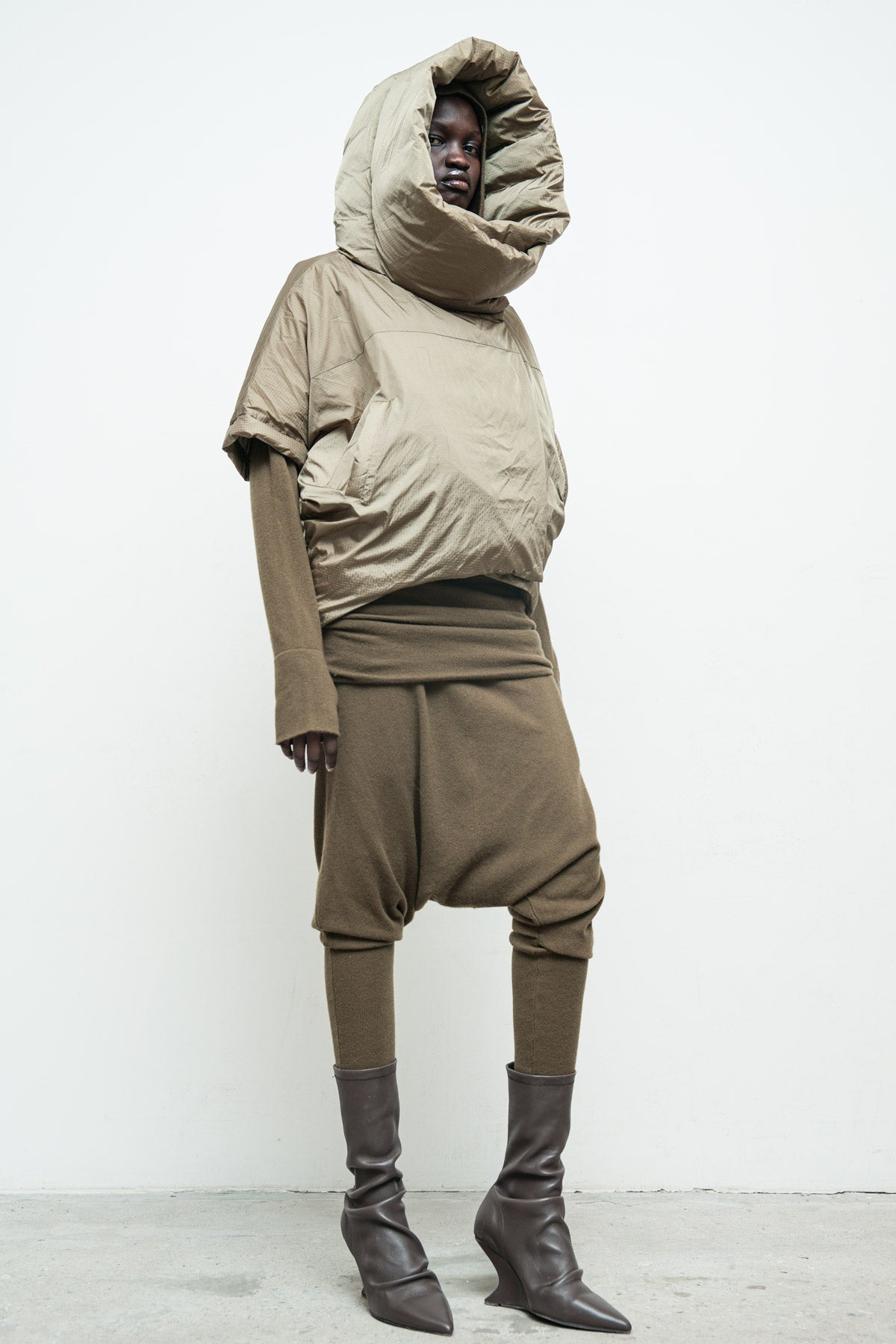 files/NicholasK-SW-295B-ClarkHoody-Bronze-KP-350-EnyaPant-Bronze-O-450B-EllieShrug-Bronze-010.jpg