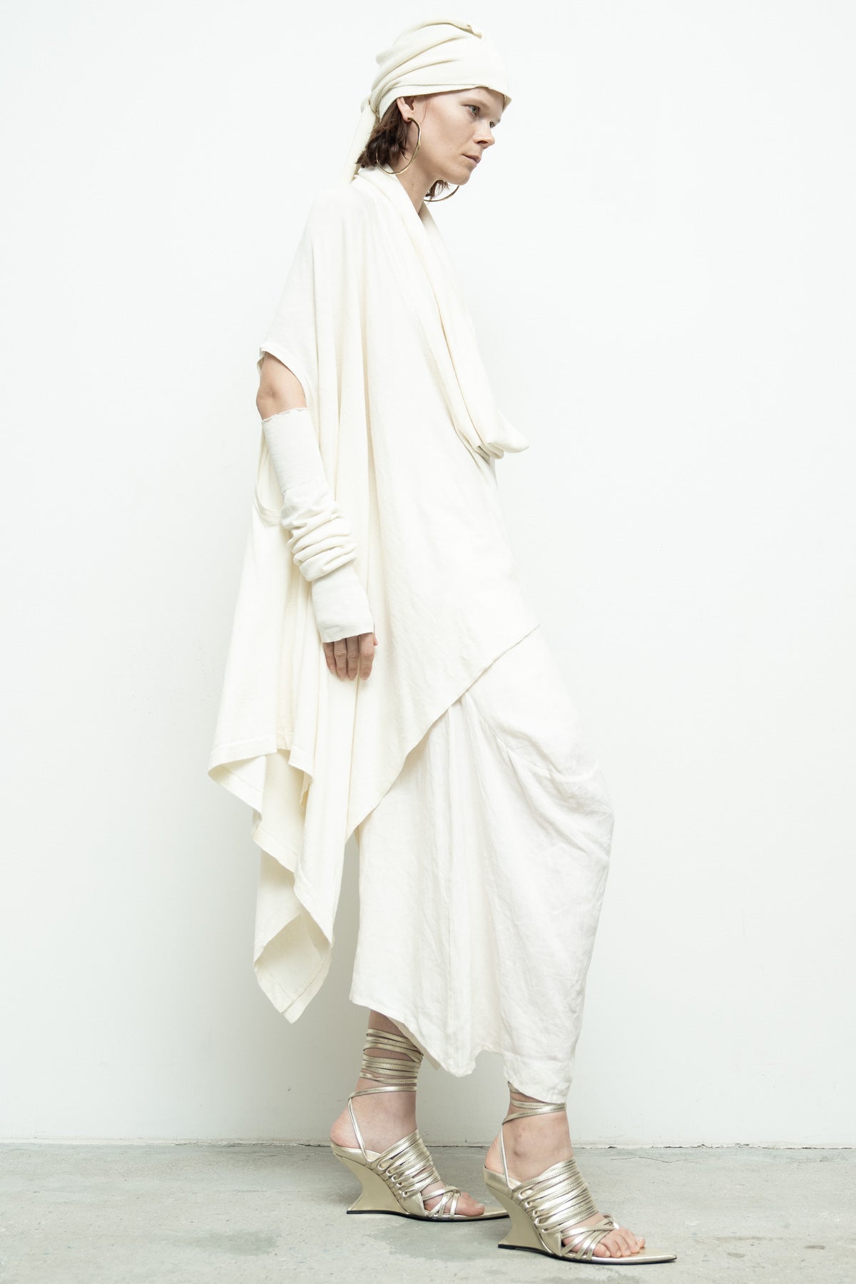 files/NicholasK-SW-469-SeriusSleevelessSweater-OffWhite-03.jpg