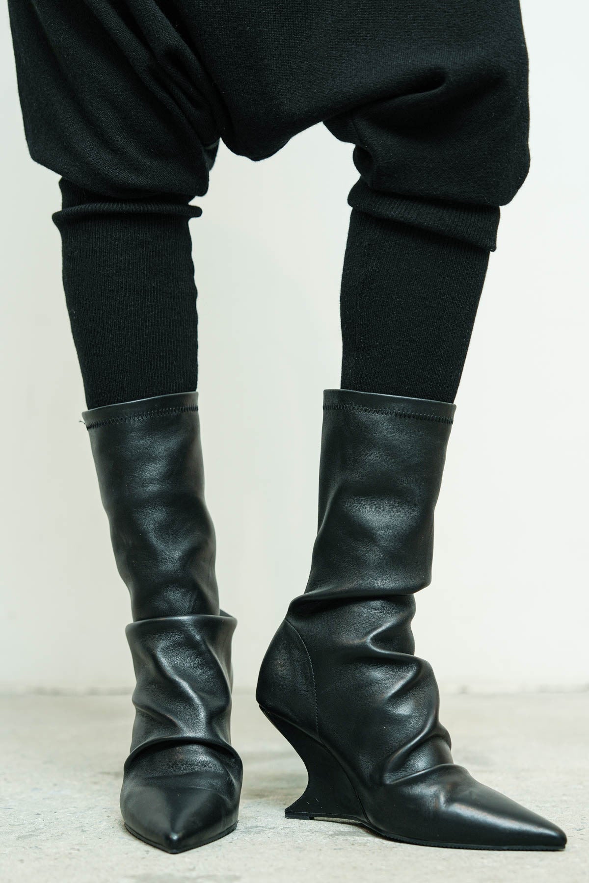 files/NicholasK-SW-472-PhoenixTop-Black-KP-350-EnyaPant-Black-SW-366D-ArmLegWarmers-Black-233-A-223-VedaBoot-Black-06.jpg