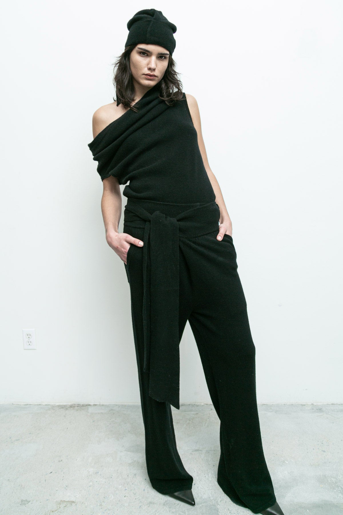 files/SW-448-RemiTop-Black-P-310-WrapPant-Black-SW-366B-ArmLegWarmers-Black-04.jpg