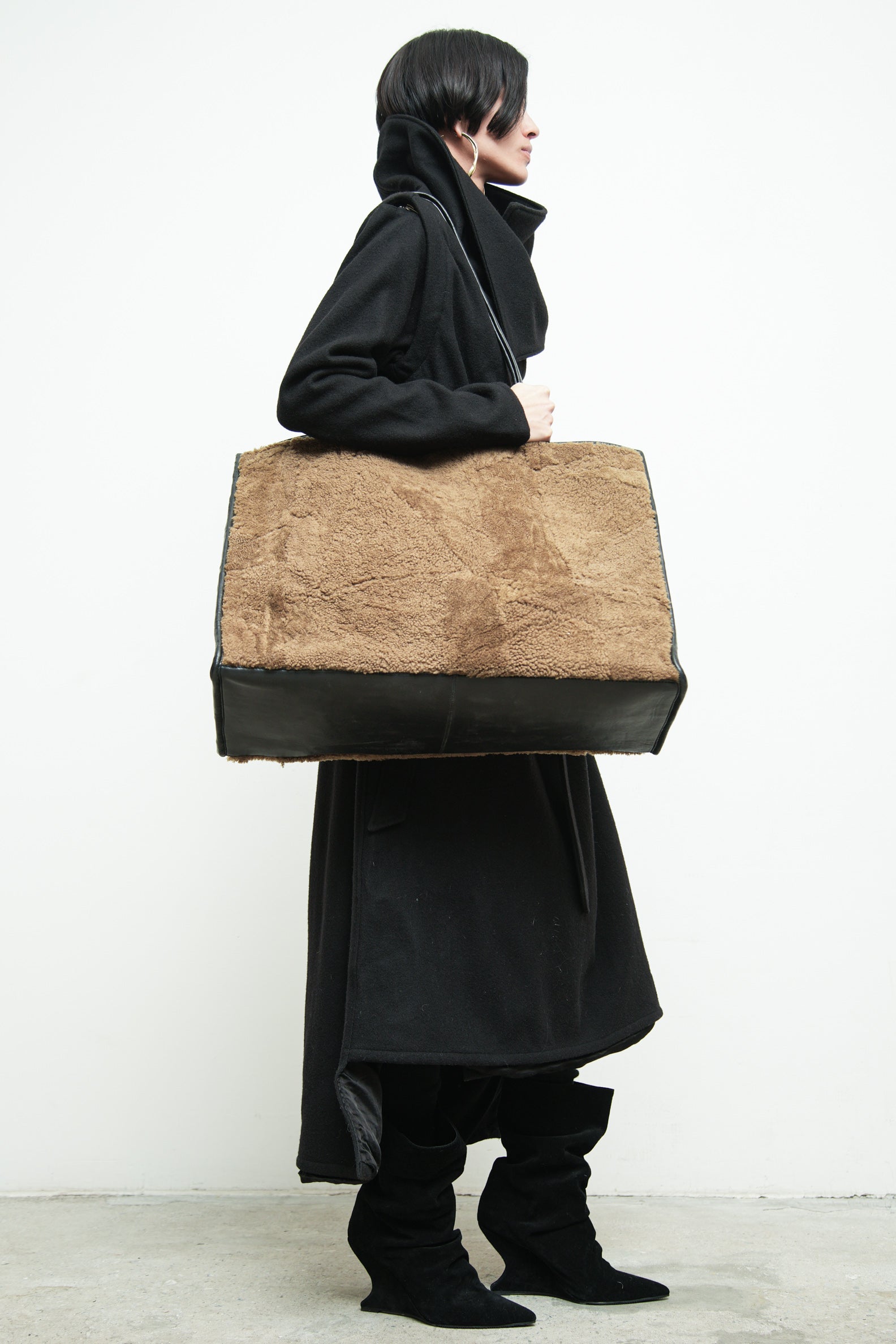 files/A-333B-BronteTote-CedarBlack-02.jpg