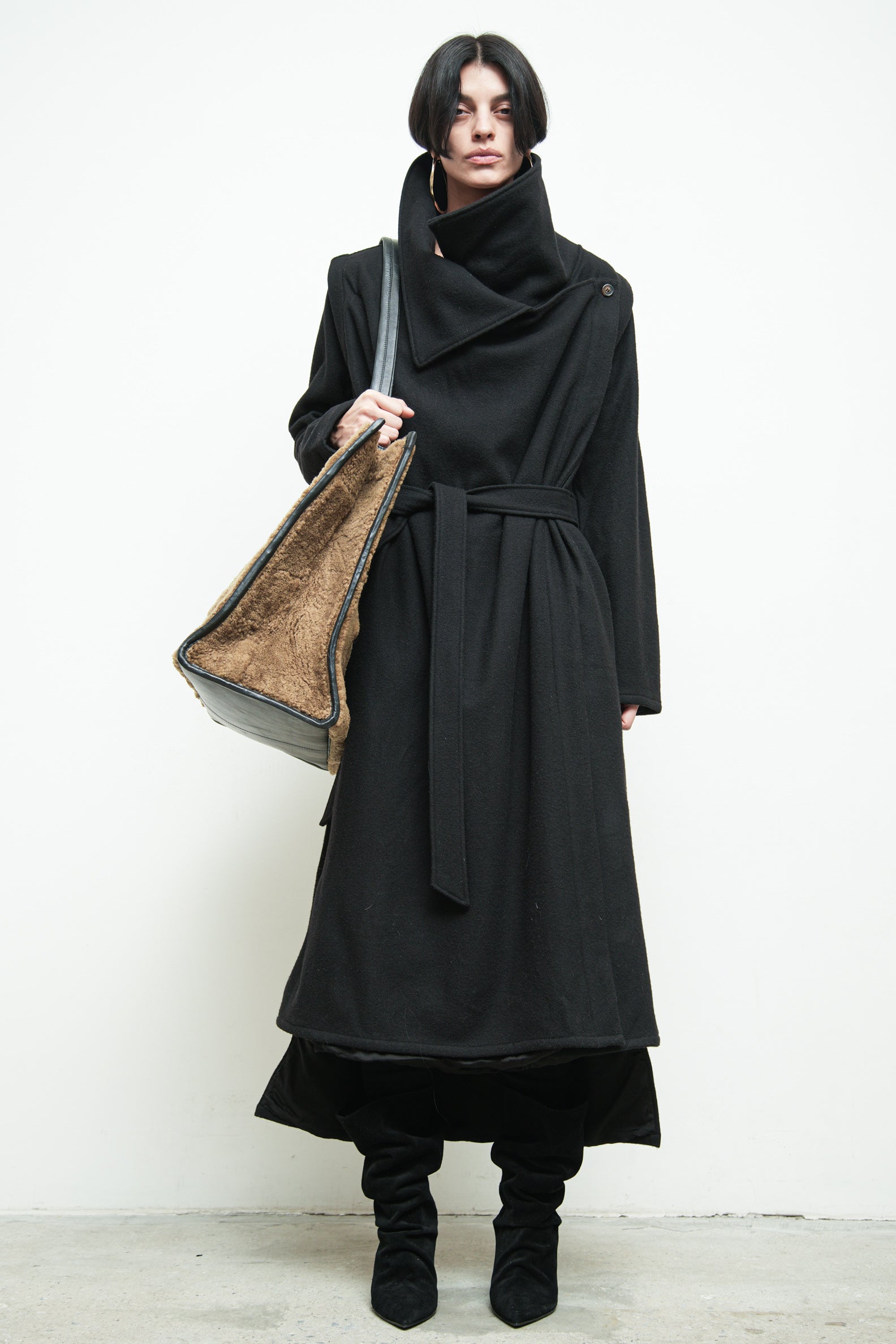 files/A-333B-BronteTote-CedarBlack-03.jpg