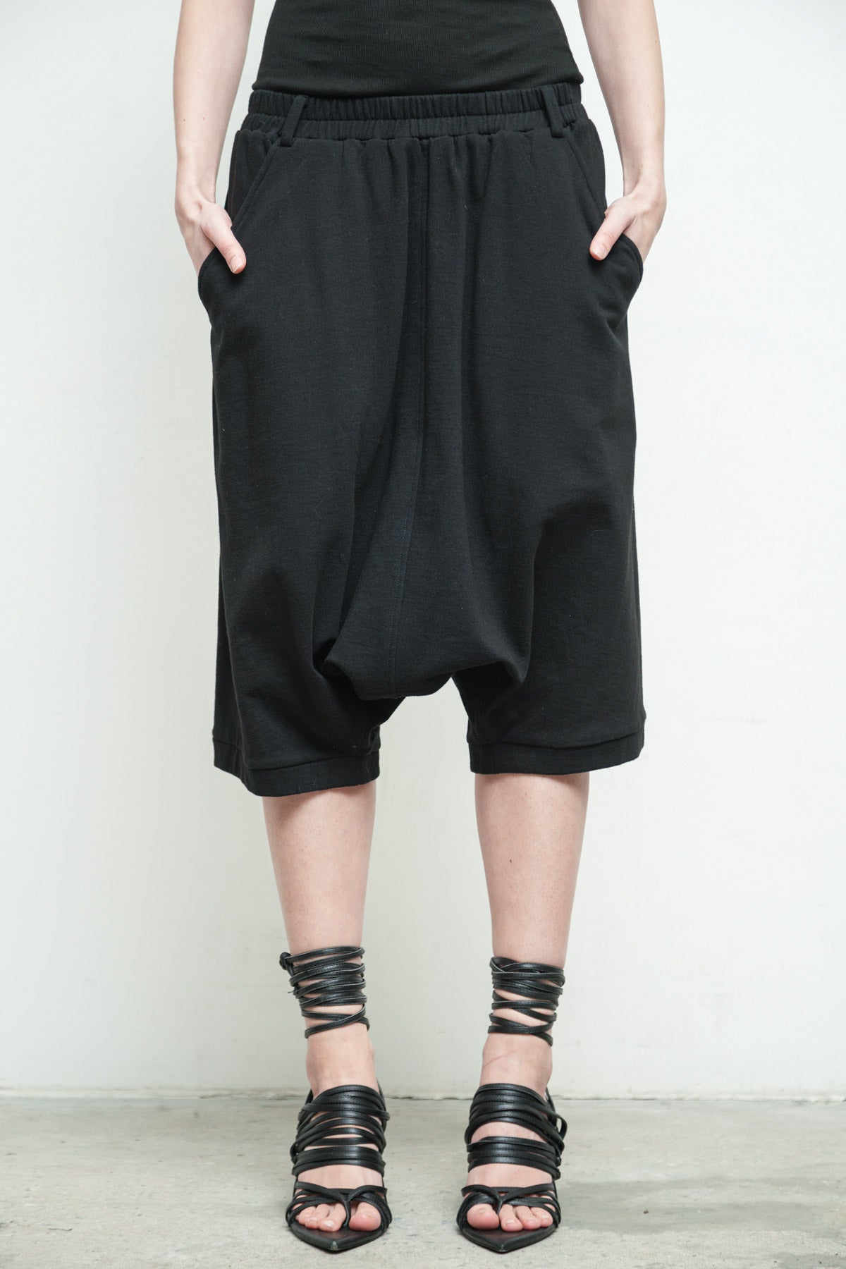 files/K-328C-MikaSweat-Blk-P-338F-MillaShort-Blk-01.jpg