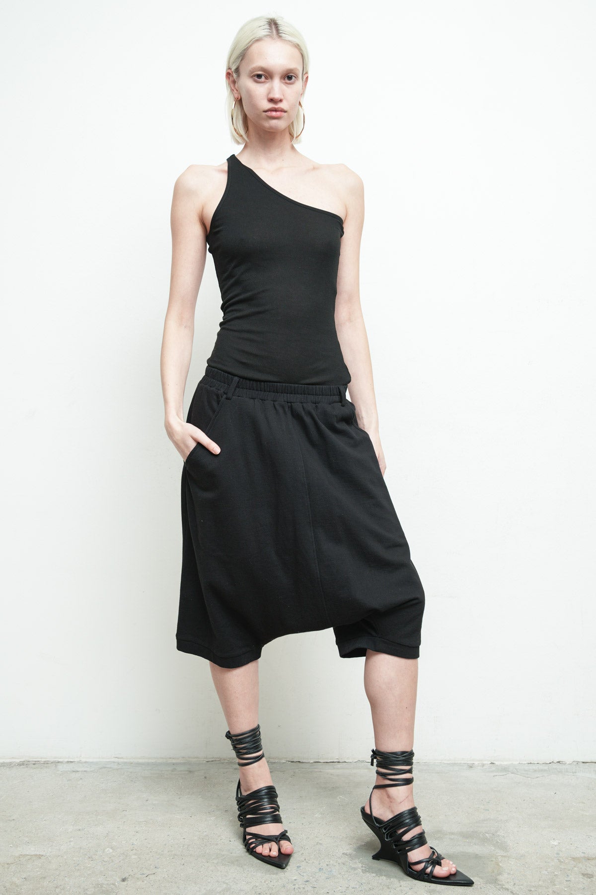 files/K-328C-MikaSweat-Blk-P-338F-MillaShort-Blk-02.jpg