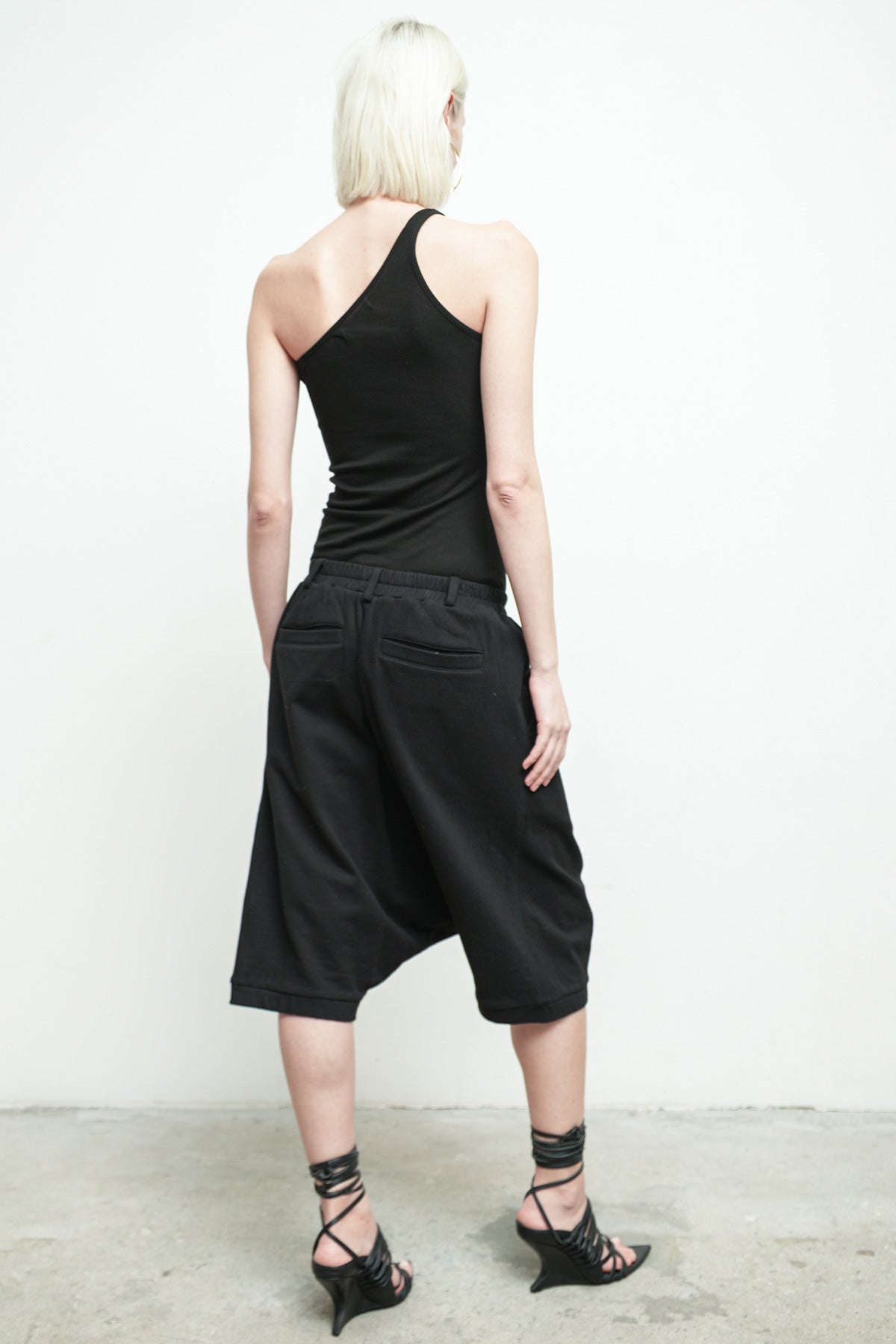 files/K-328C-MikaSweat-Blk-P-338F-MillaShort-Blk-05.jpg