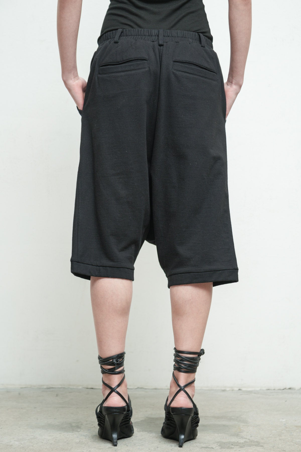 files/K-328C-MikaSweat-Blk-P-338F-MillaShort-Blk-06.jpg