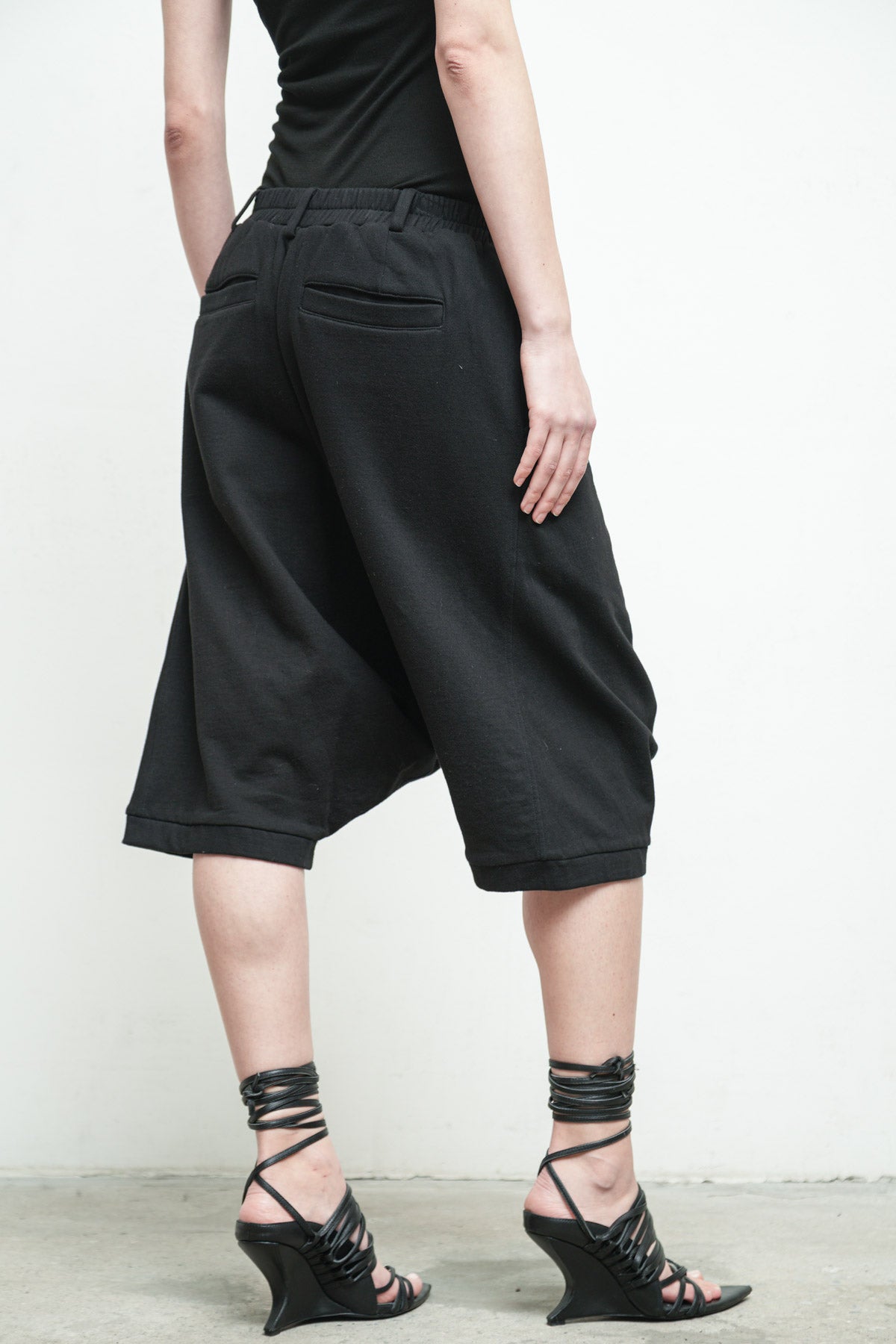 files/K-328C-MikaSweat-Blk-P-338F-MillaShort-Blk-07.jpg