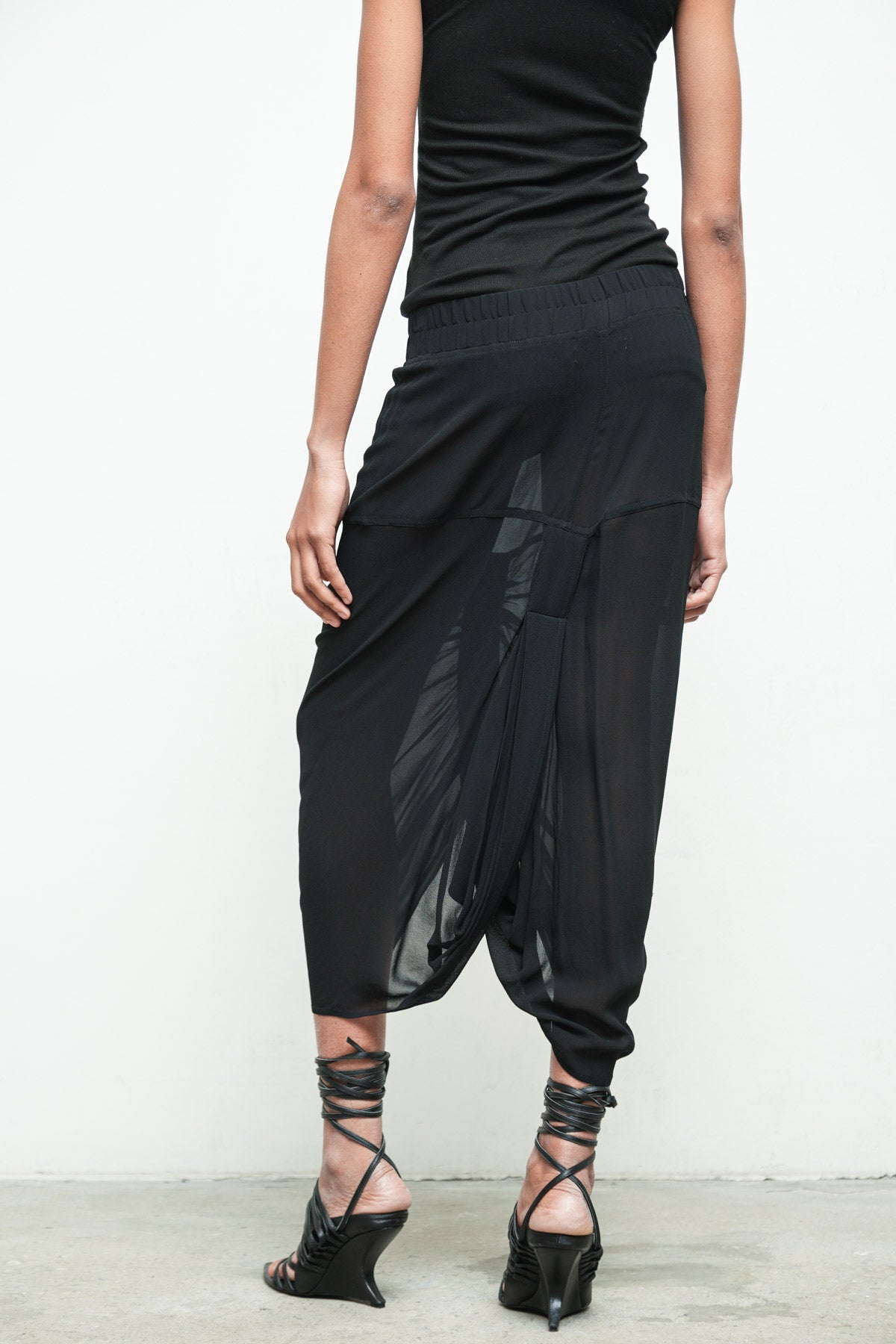files/K-385E-SeriusSleeveless-Black-P-272F-OttomanPant-Black-04_734f5907-d10f-40ad-be46-e510659e6332.jpg