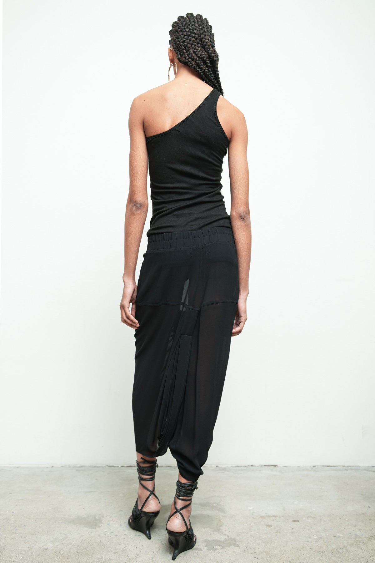 files/K-385E-SeriusSleeveless-Black-P-272F-OttomanPant-Black-06_9fe119d4-a9aa-4e2f-bd7a-e691057b210e.jpg
