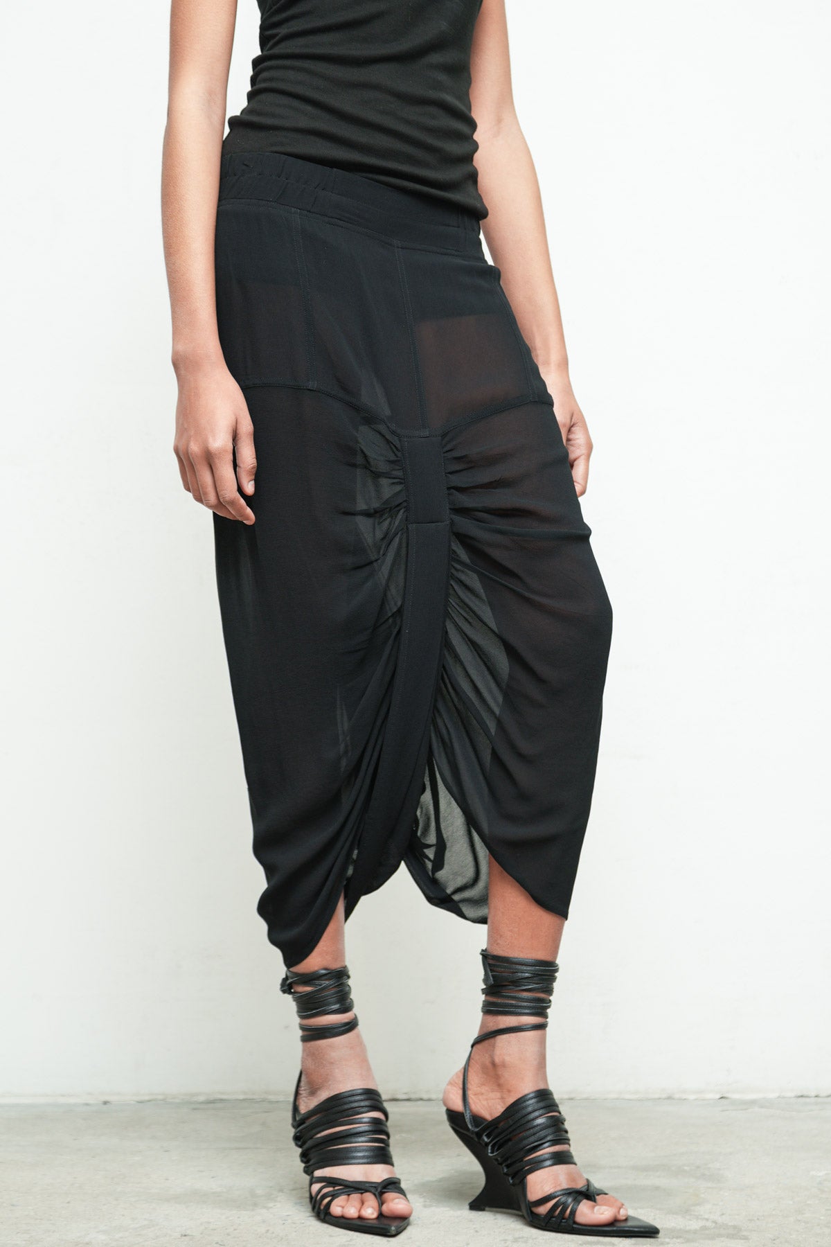 files/K-385E-SeriusSleeveless-Black-P-272F-OttomanPant-Black-07_90b3bfa4-6d77-4596-9b40-8593a234e158.jpg