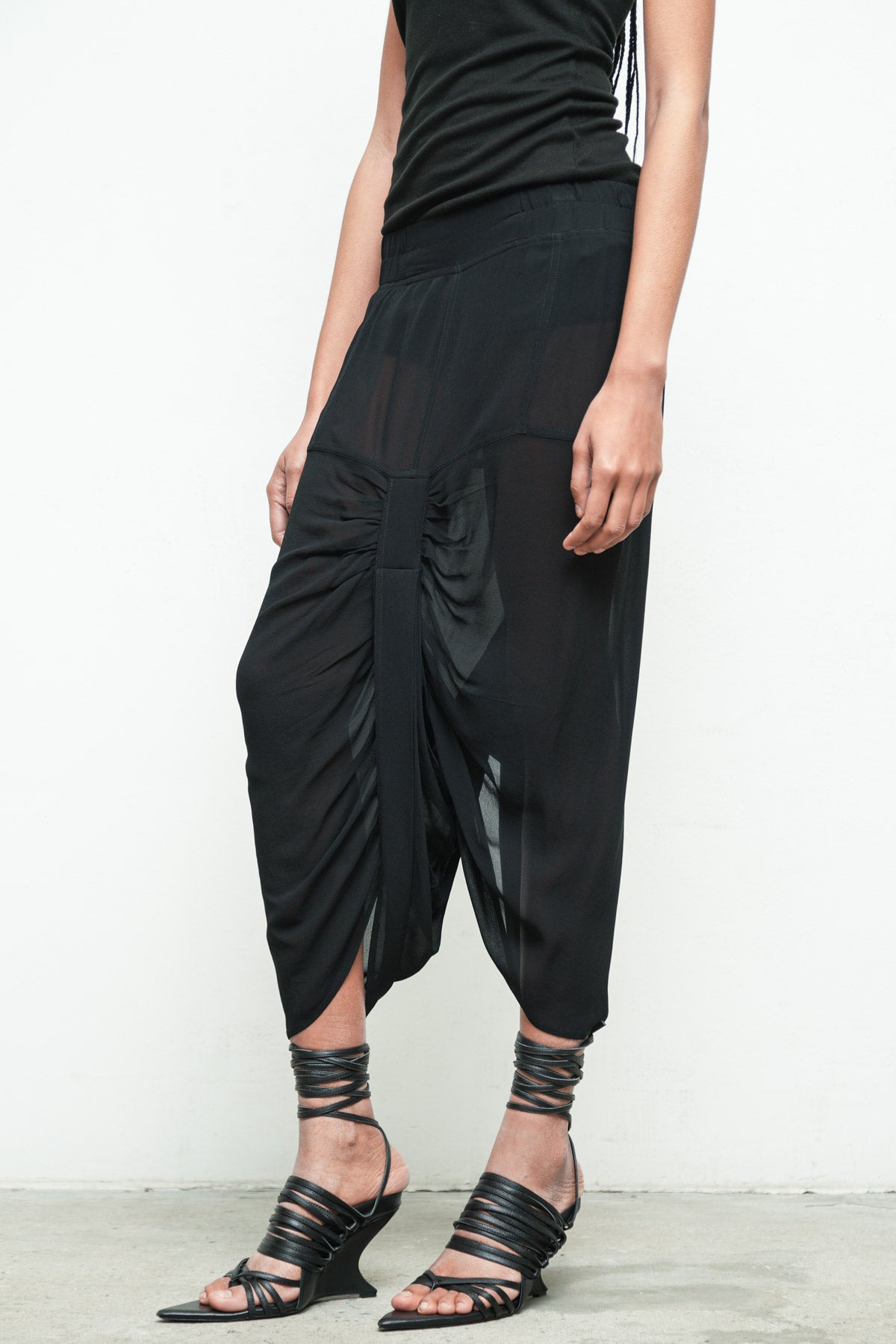 files/K-385E-SeriusSleeveless-Black-P-272F-OttomanPant-Black-08_2992fdcb-f392-4cfd-a467-29d527480a26.jpg