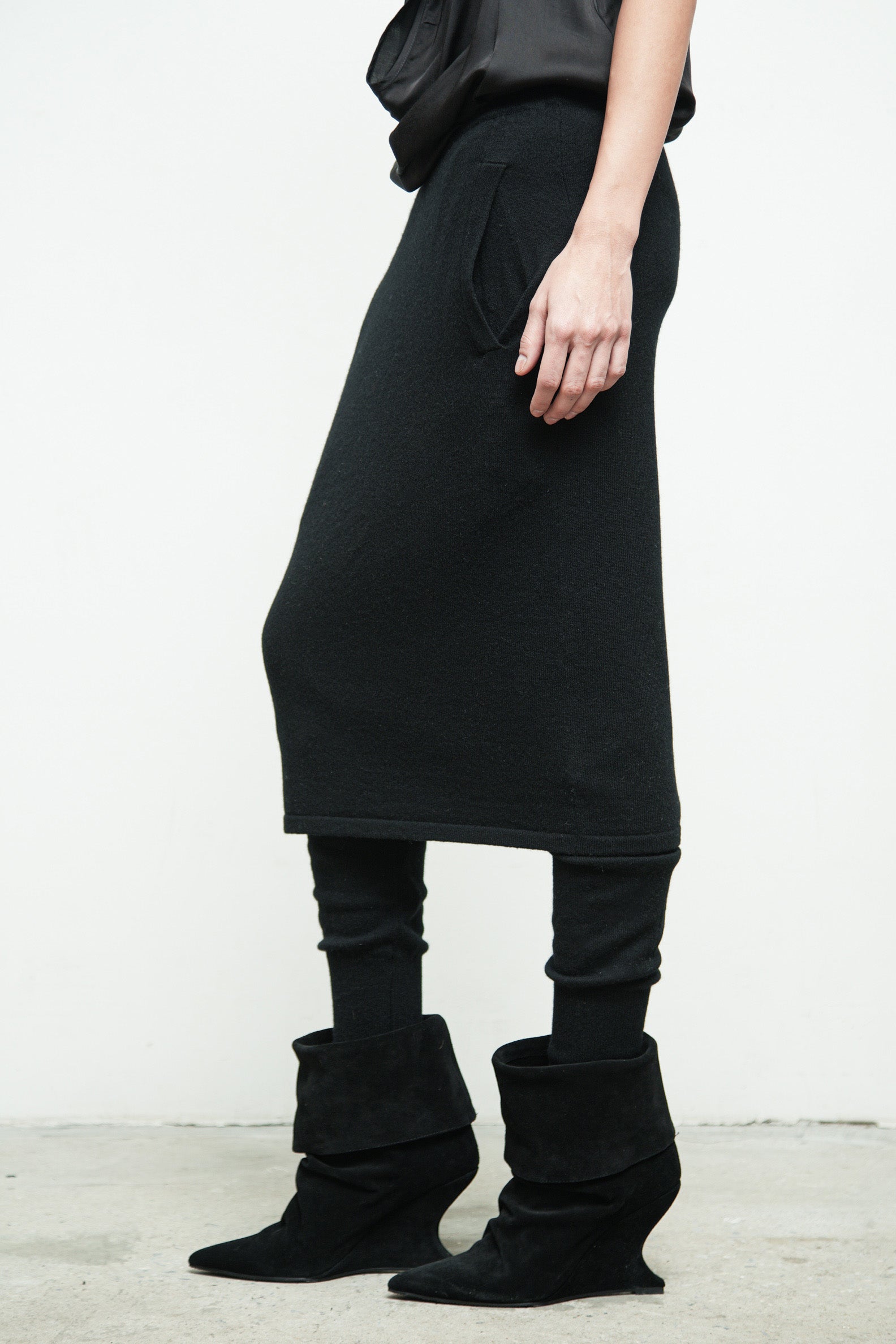 files/KP-355-DekkerSkirtPant-Black-04.jpg