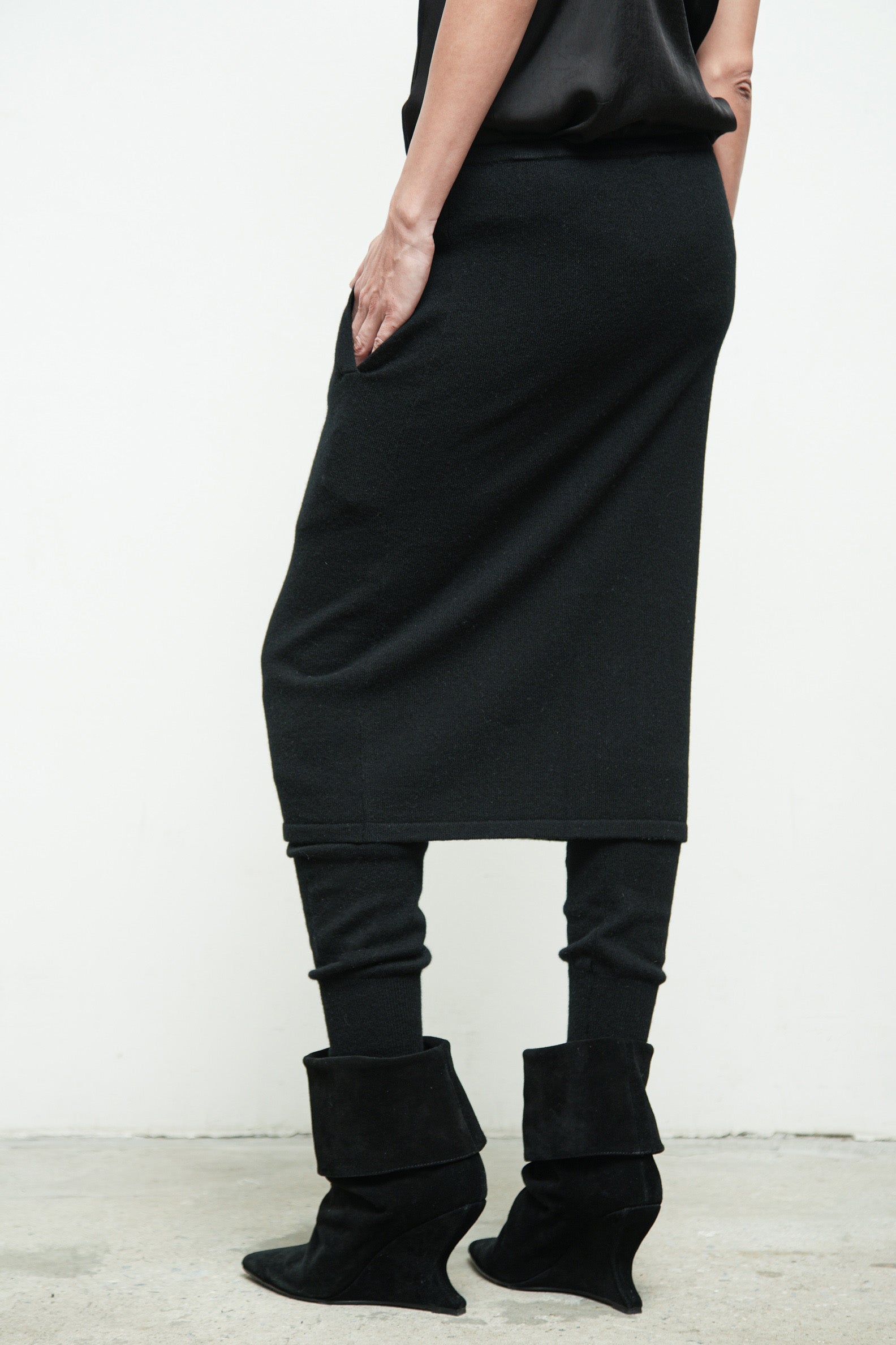 files/KP-355-DekkerSkirtPant-Black-06.jpg