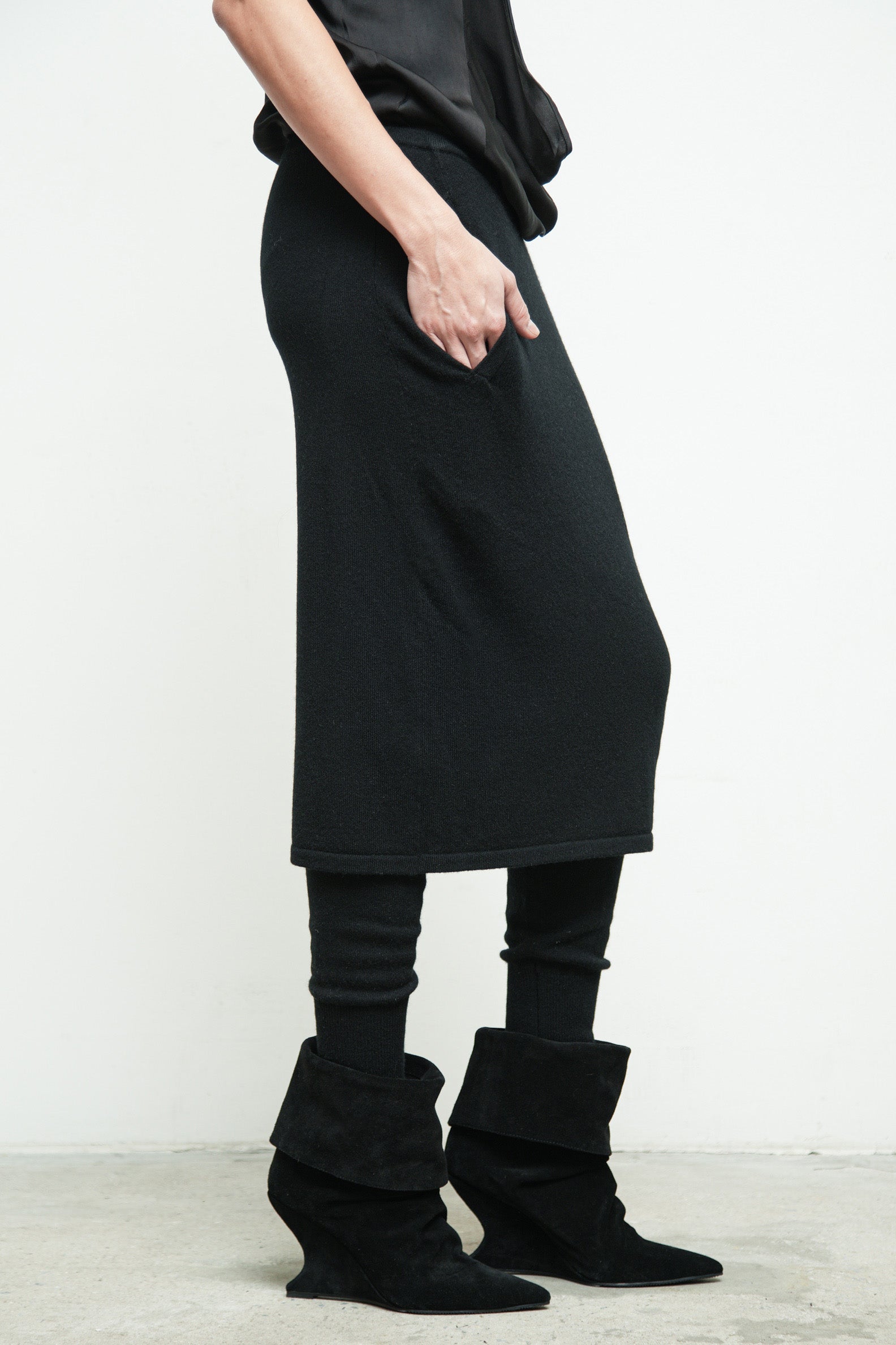 files/KP-355-DekkerSkirtPant-Black-09.jpg
