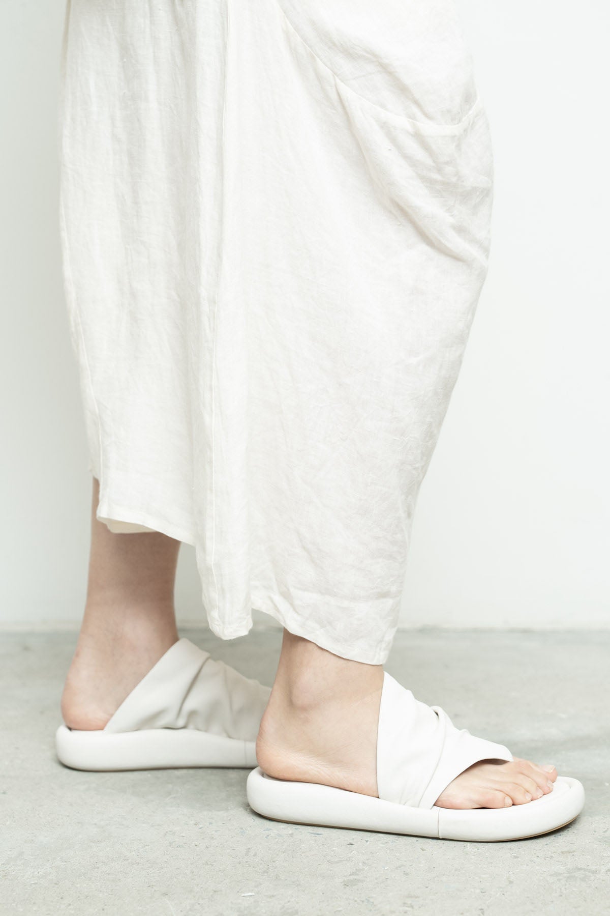 files/NicholasK-A-222B-RowanSandal-OffWhite-02.jpg