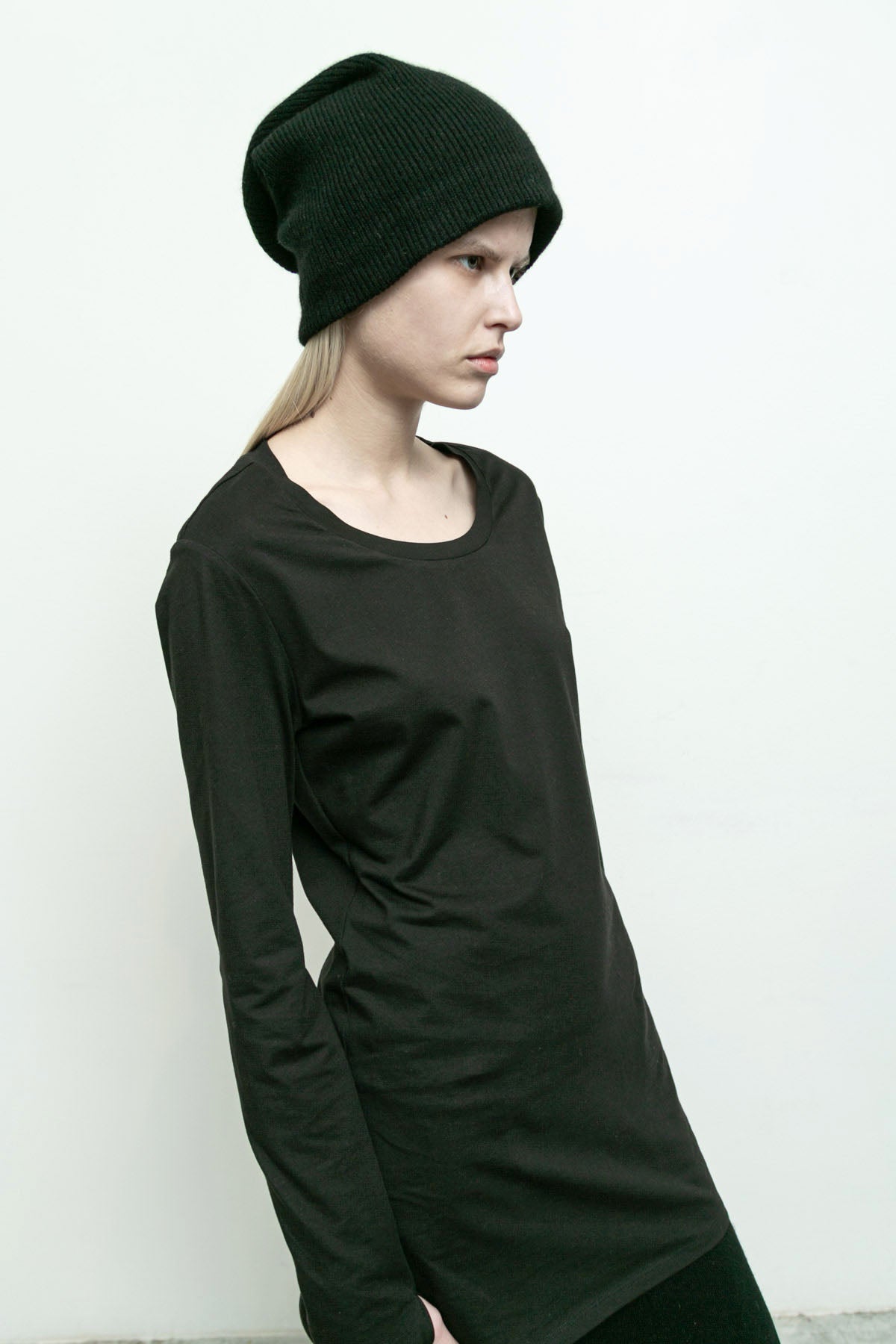 files/NicholasK-K-299D-CarloT-Black-KP-342F-SweaterSkant-Black-A-218-SlouchBeanie-Black-07.jpg