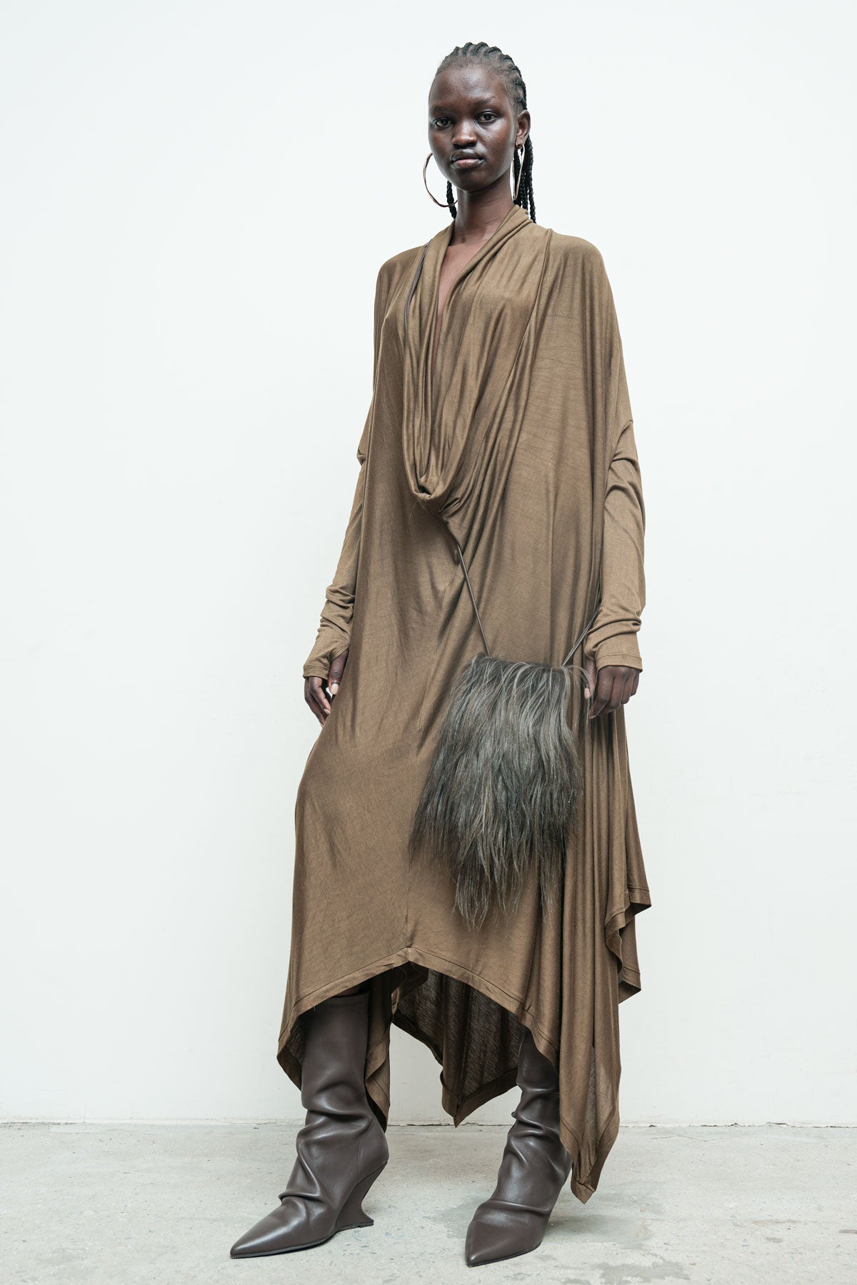 files/NicholasK-K-412-SeriusTDress-Bronze-A-255B-BlazePhoneSac-GreyFern-03.jpg